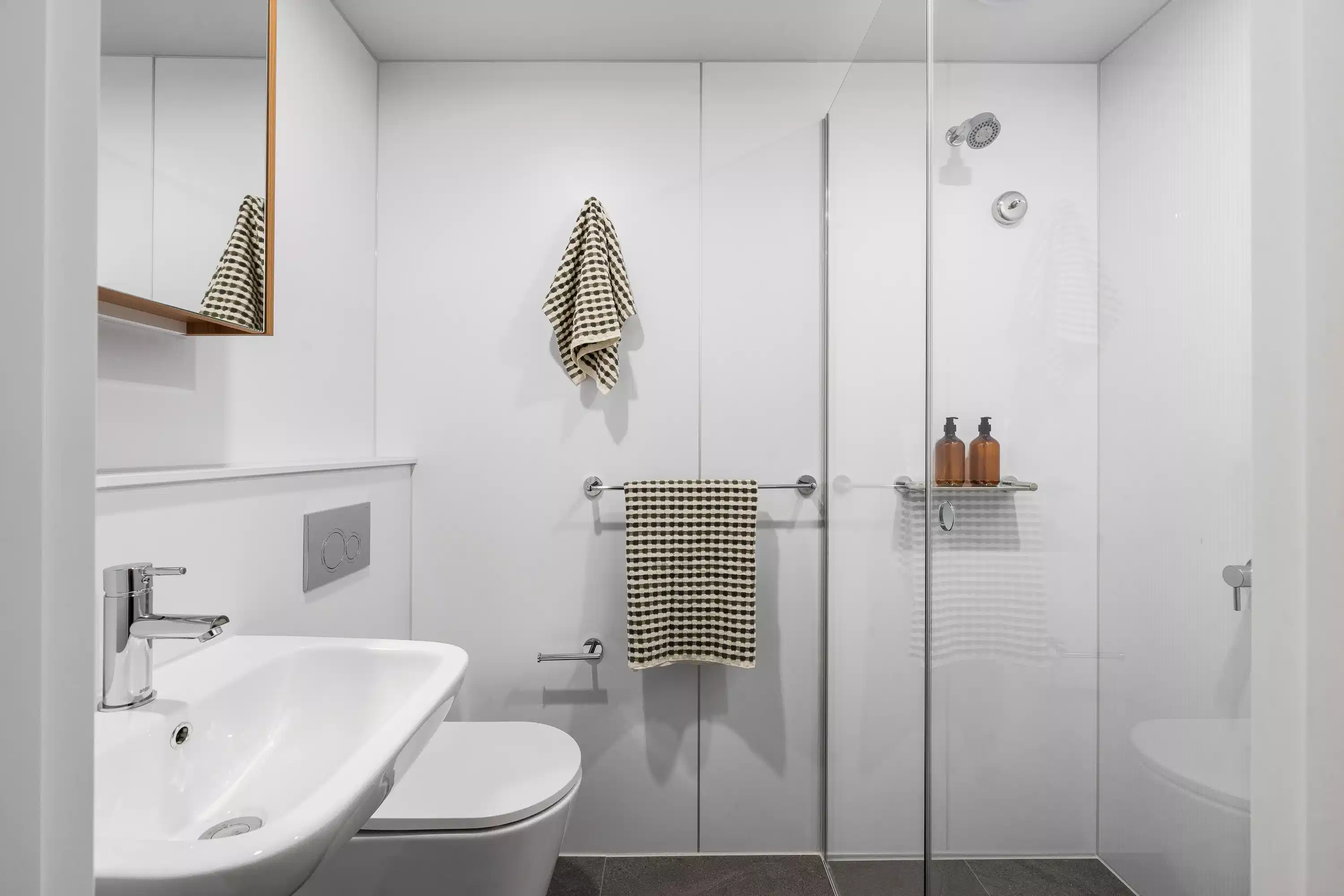 Large Studio - Bathroom