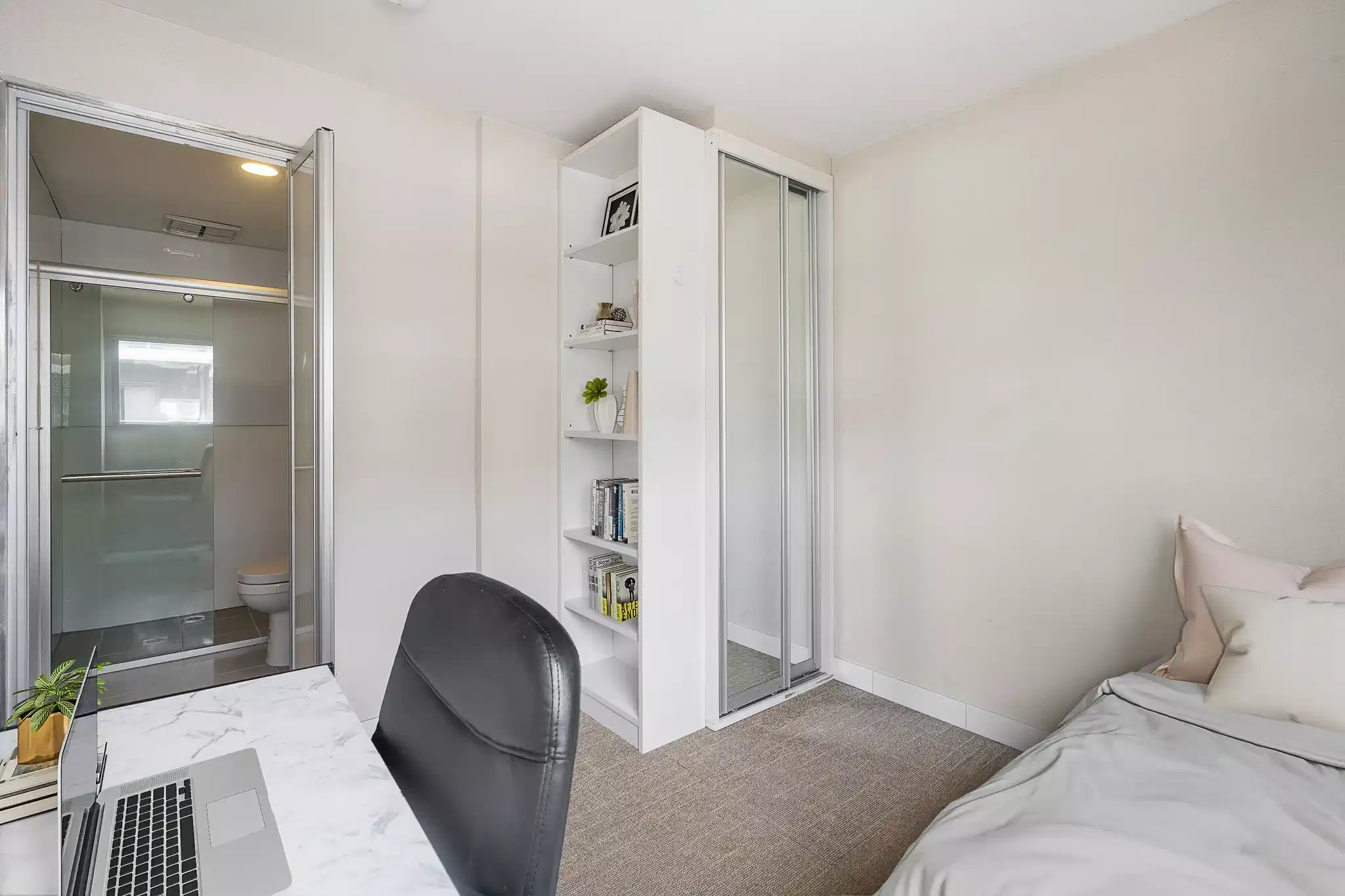 Large Ensuite - Amenities