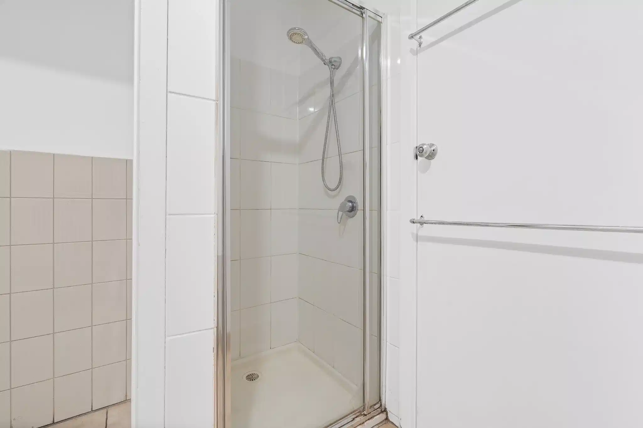 Twin Room with Kitchen & Bathroom - Bathroom