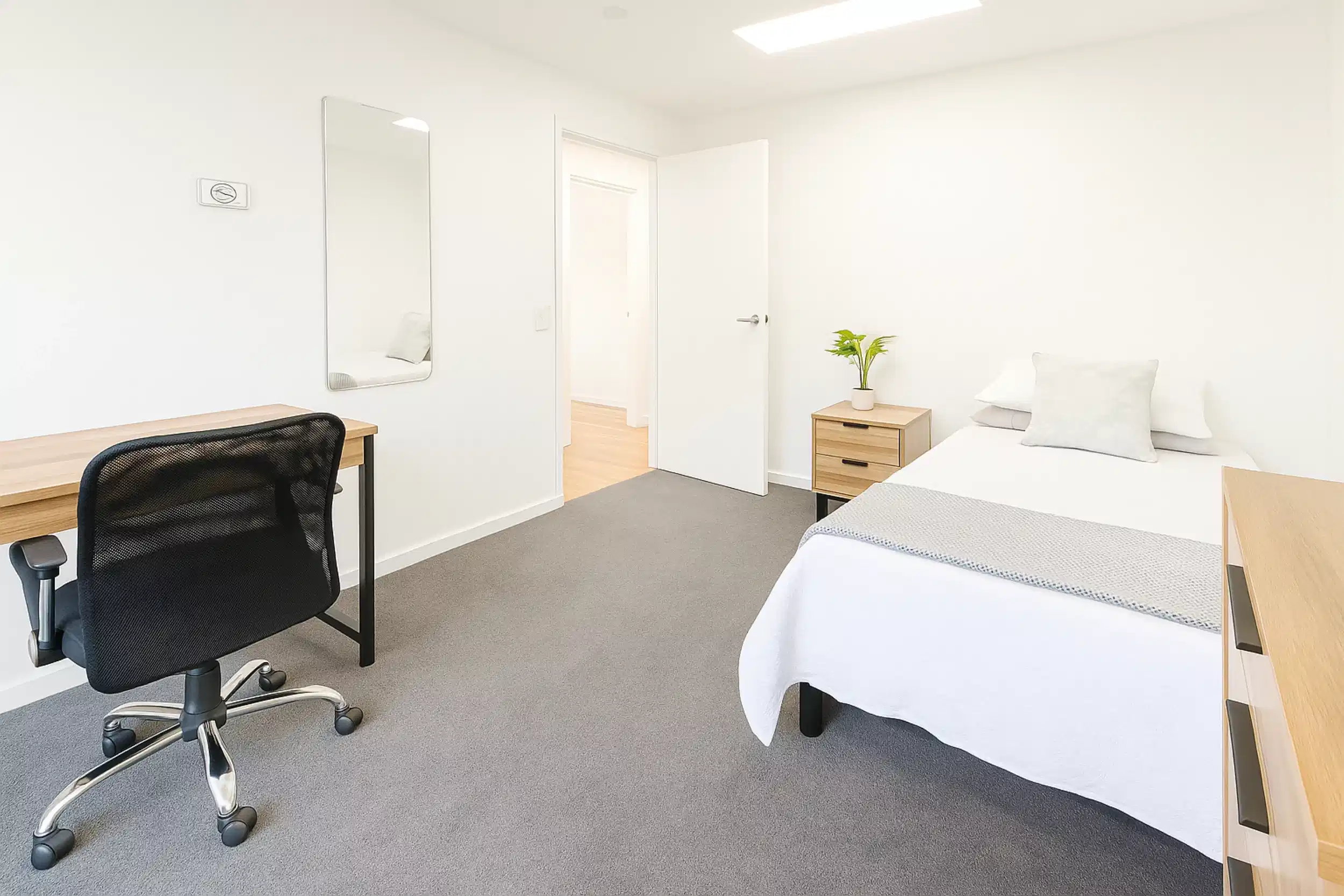 Room 4 - Large Single Room - Bedroom