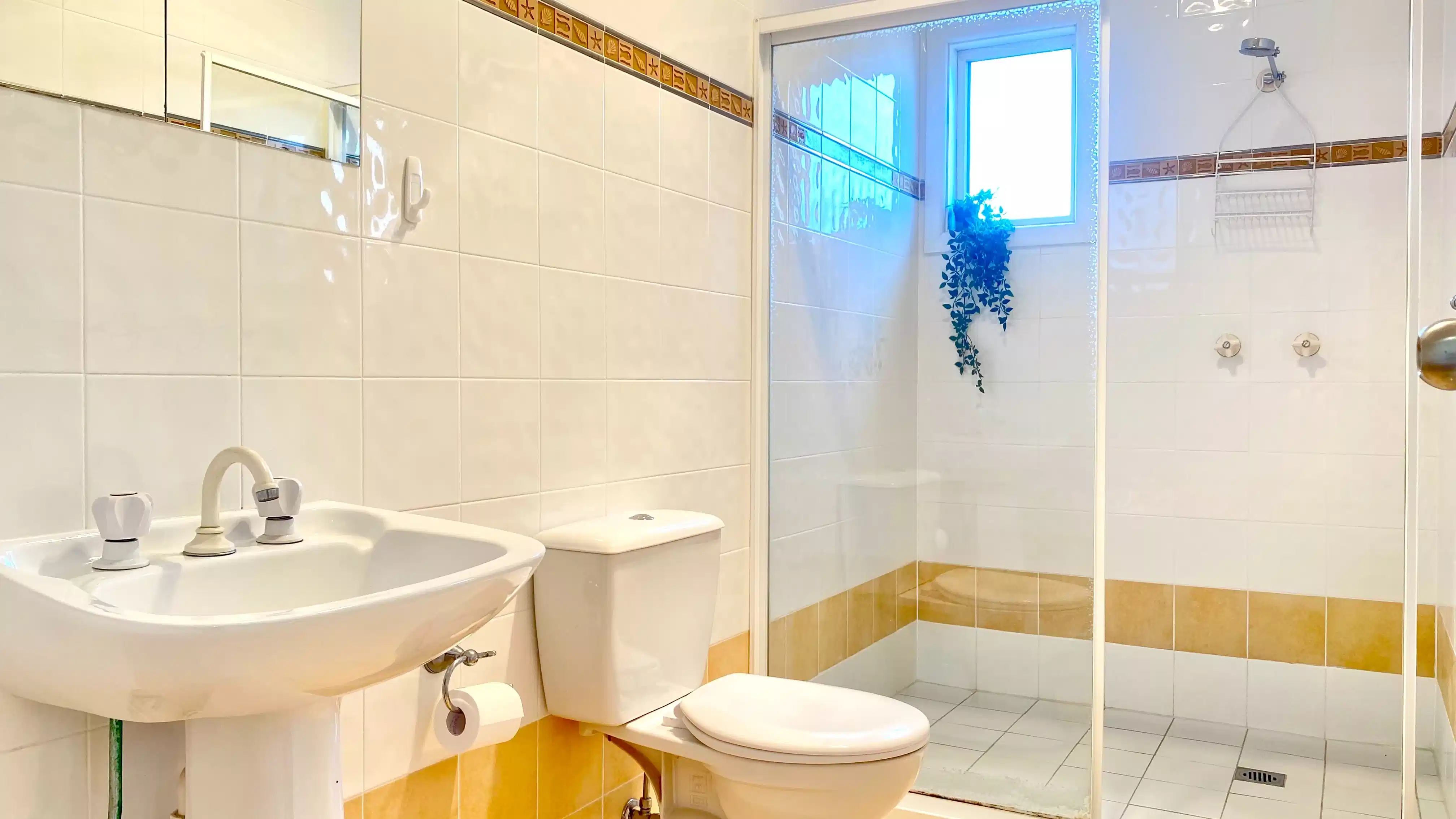 Room 7 - Bathroom