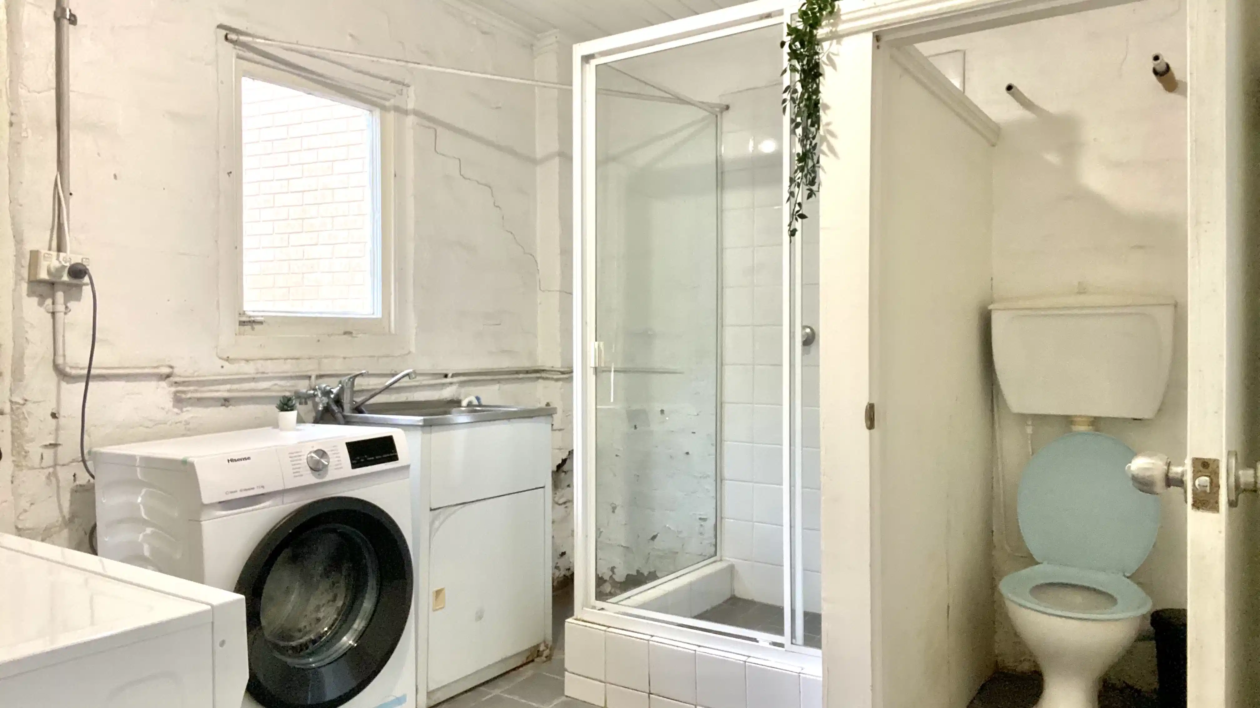 Room 4  - Bathroom
