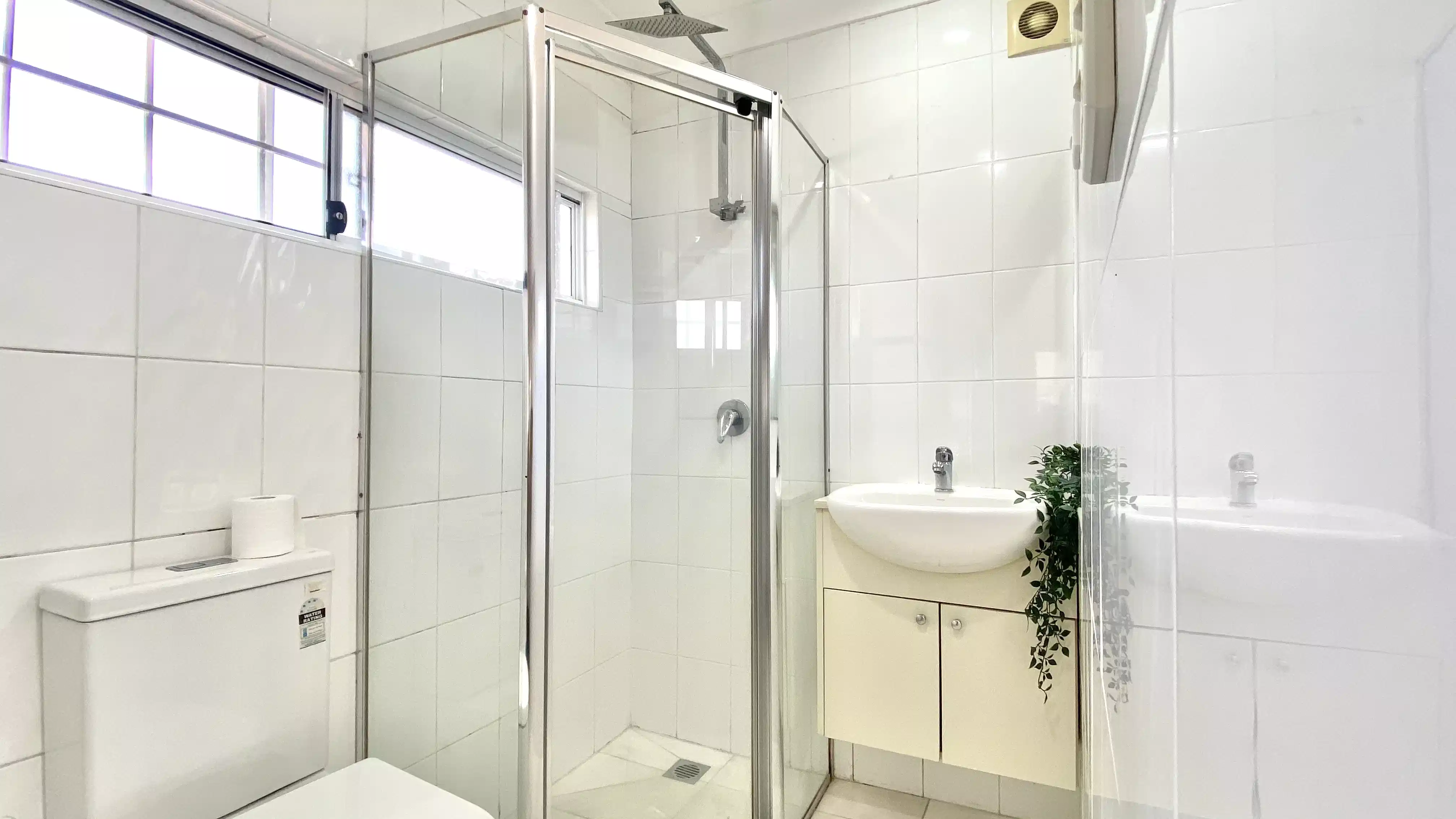 Room 6 - Bathroom