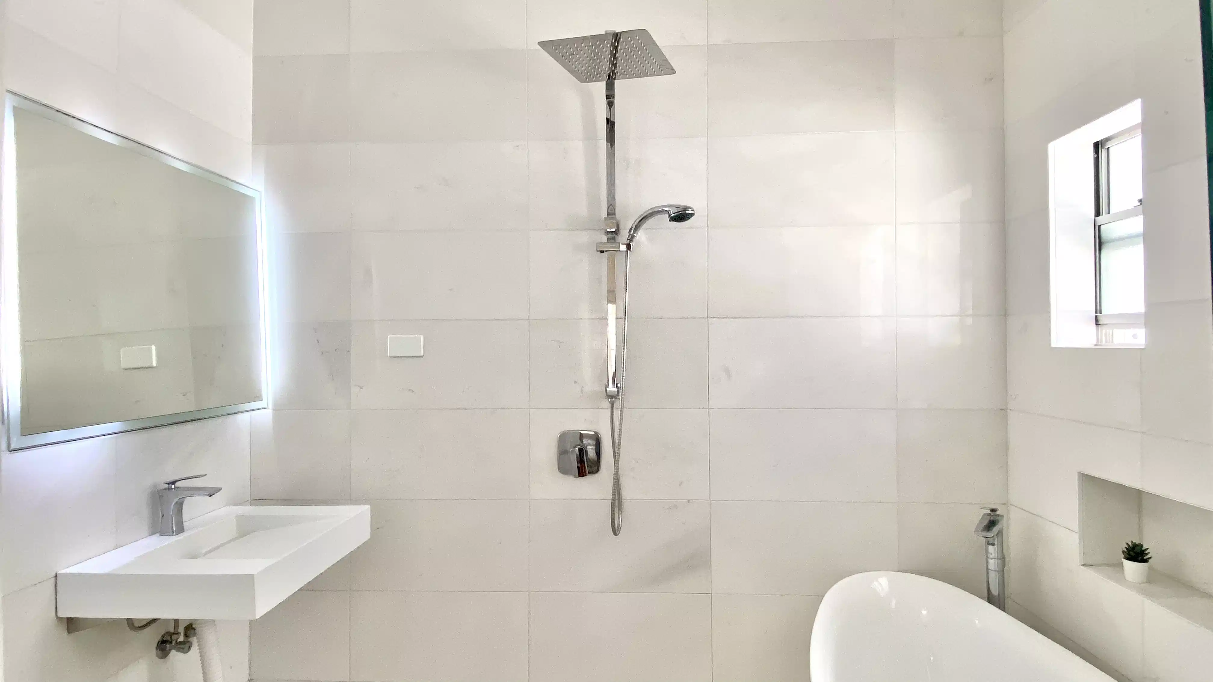 Room 6 - Bathroom