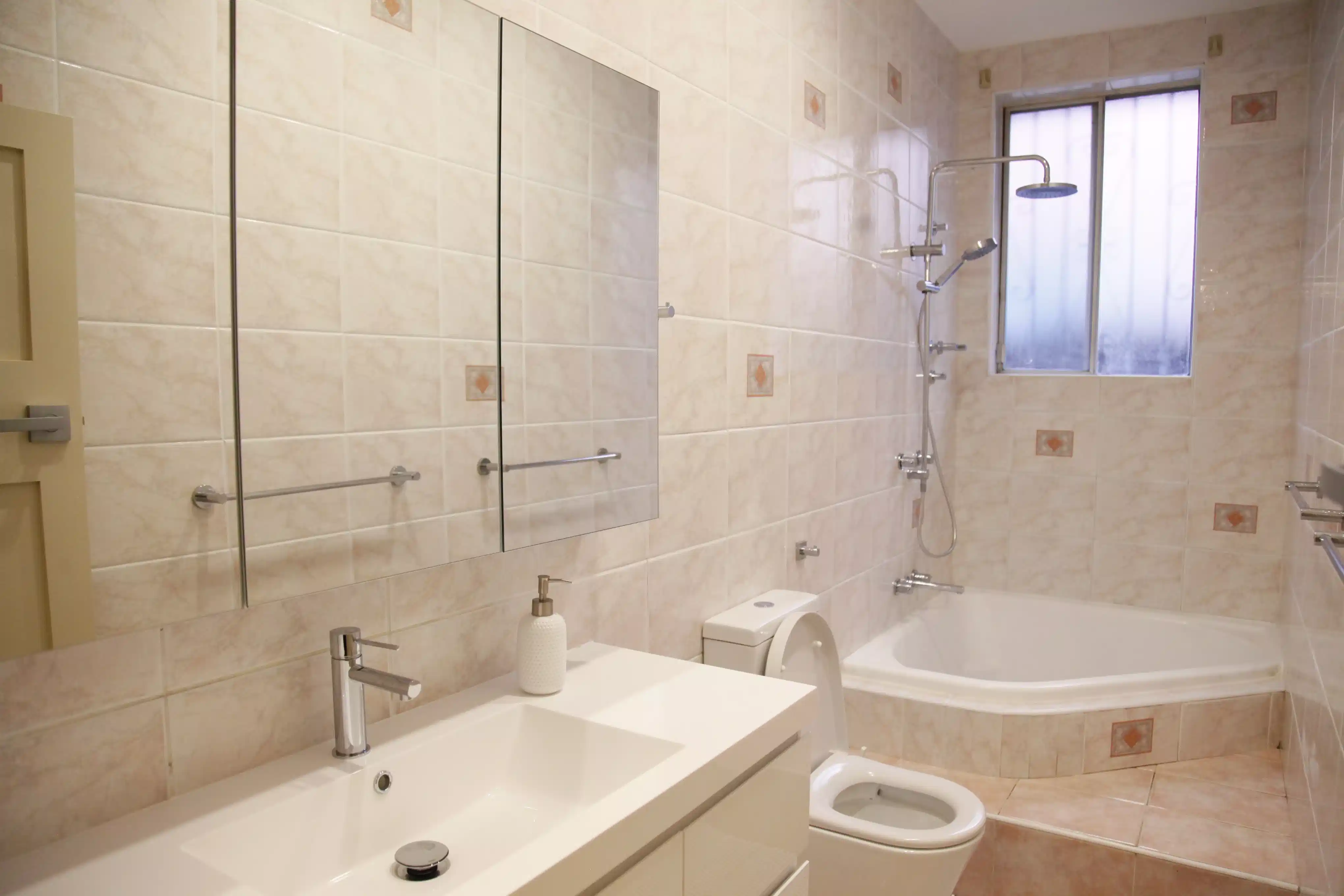 Room 7 - Bathroom