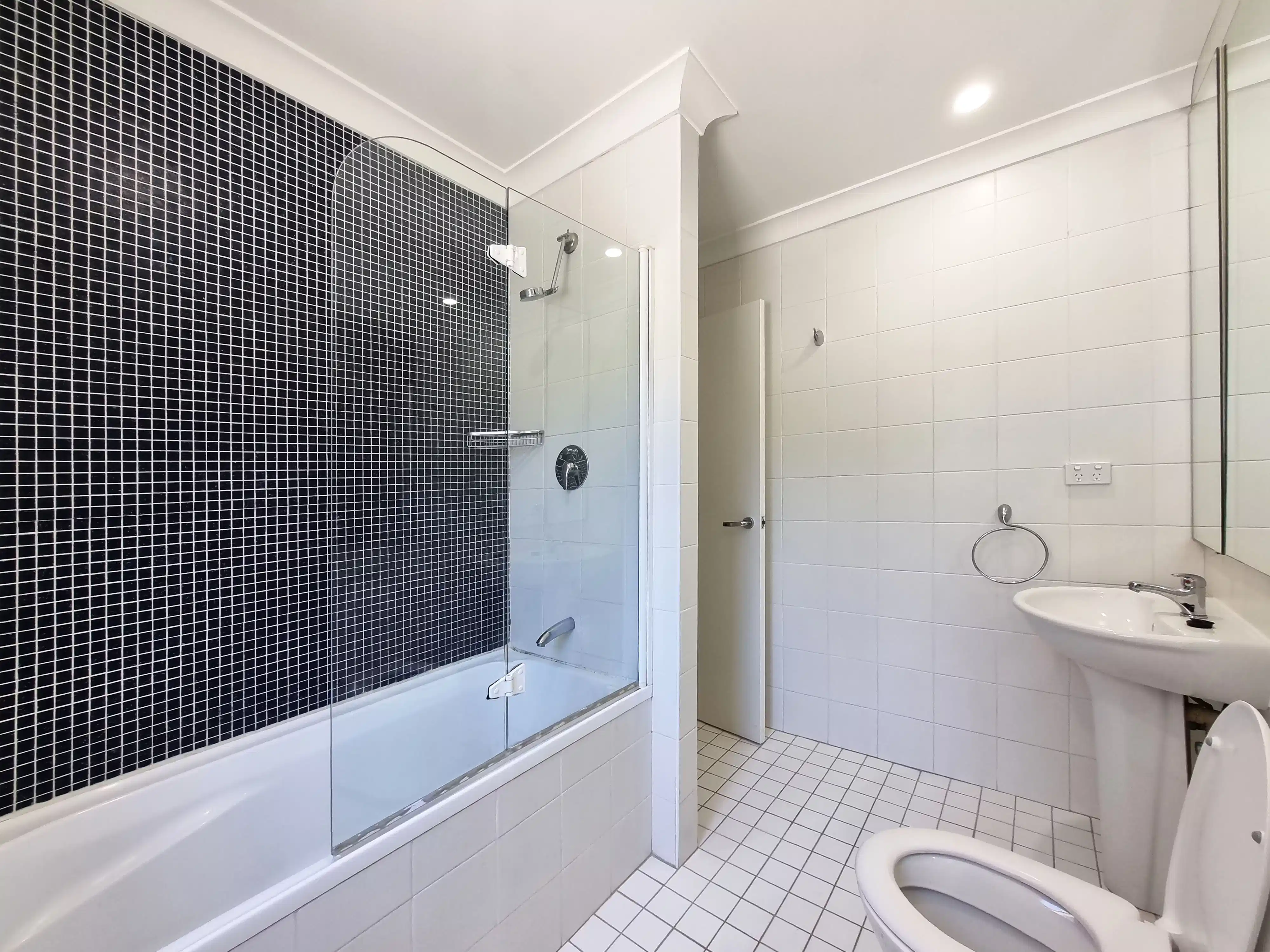 Double Bedroom - Bathroom