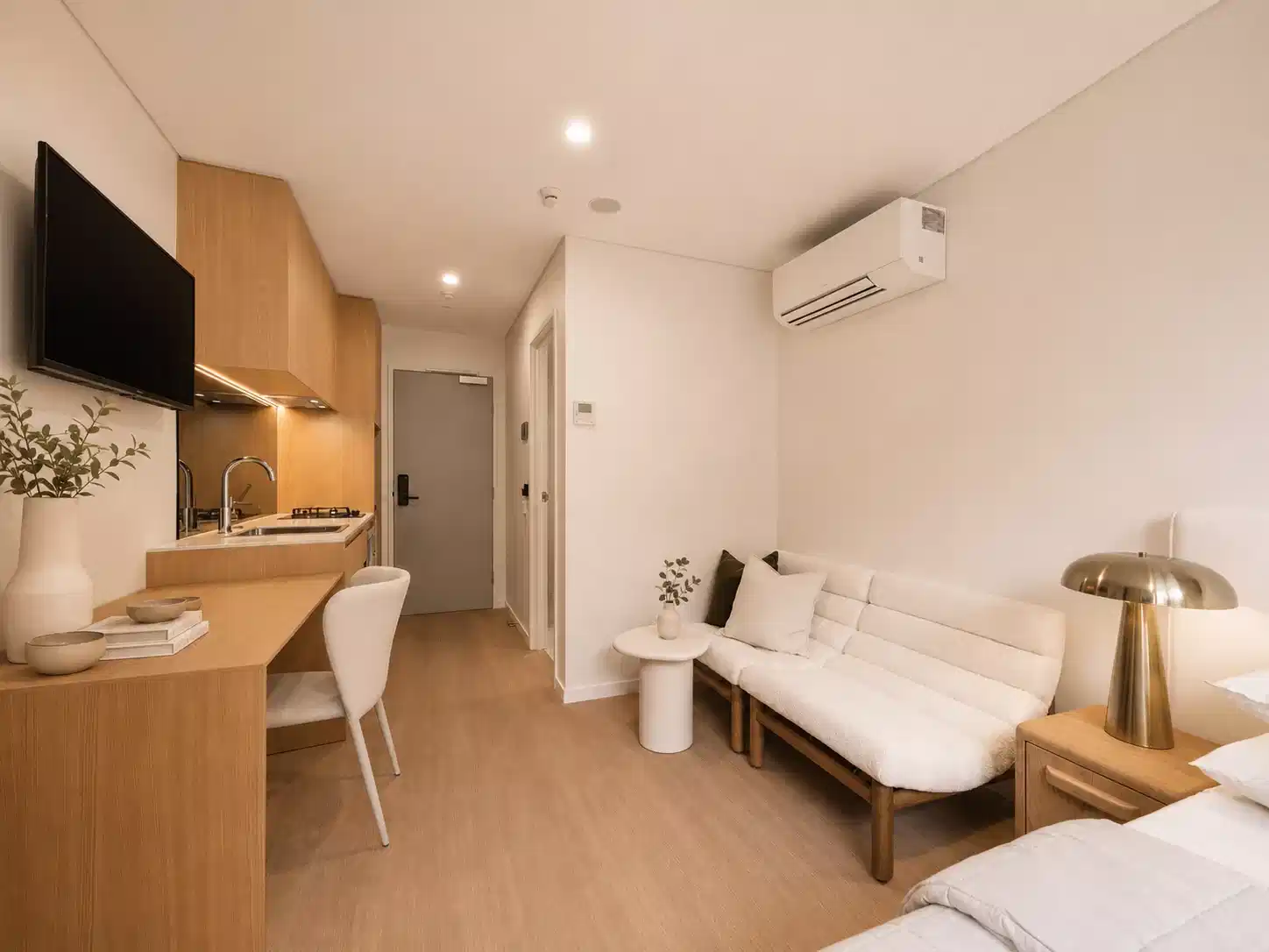 1 Bed 1 Bath | Studio Balcony - Room