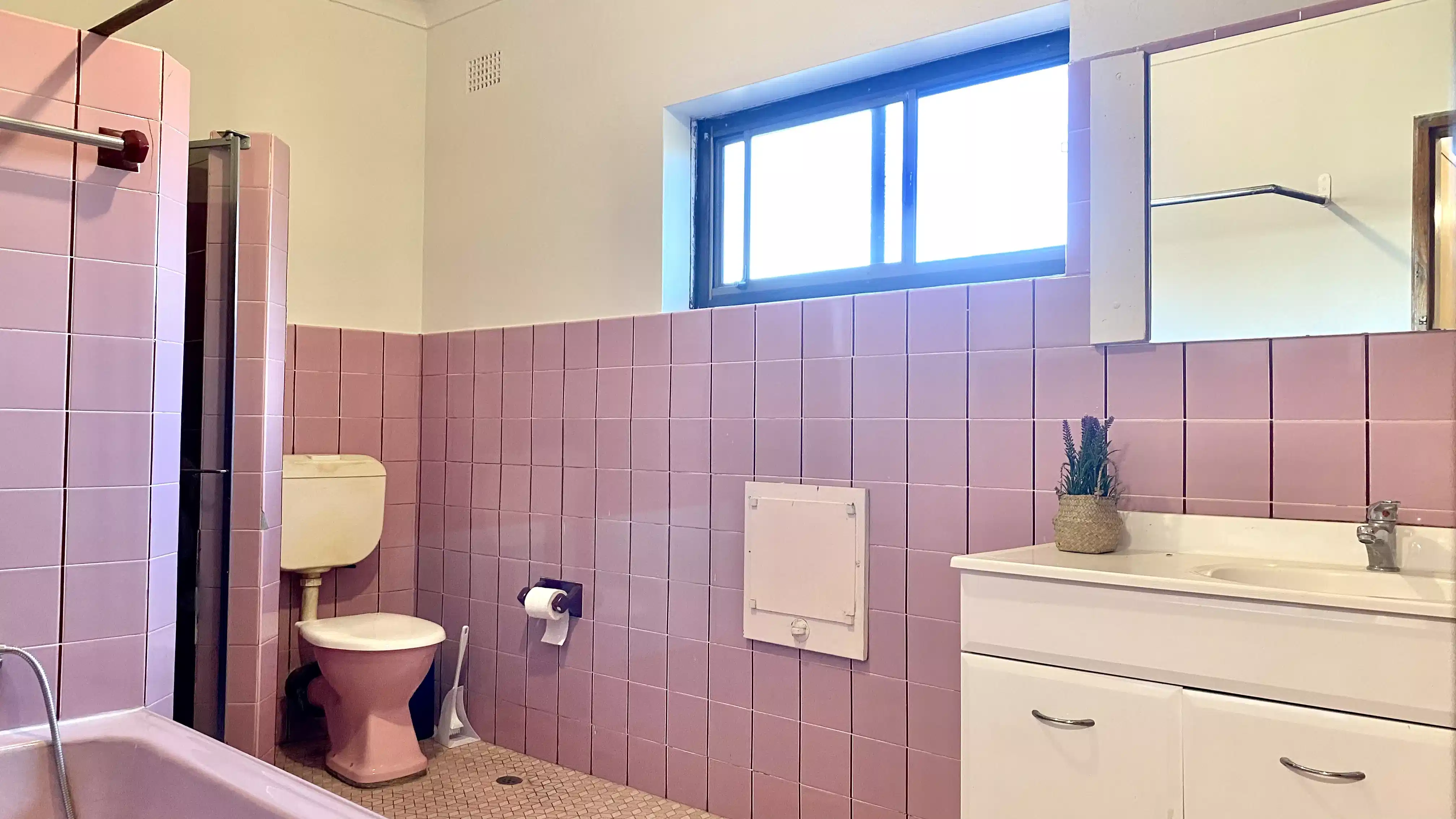 Room 4 - Bathroom