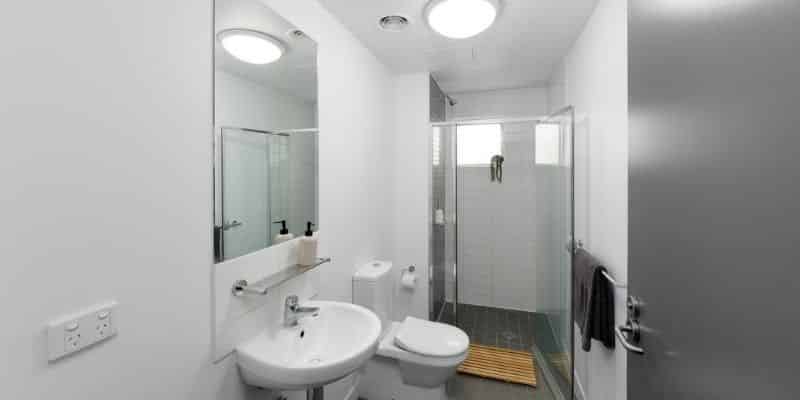 Guginya - 5 Bedroom Apartment - Bathroom