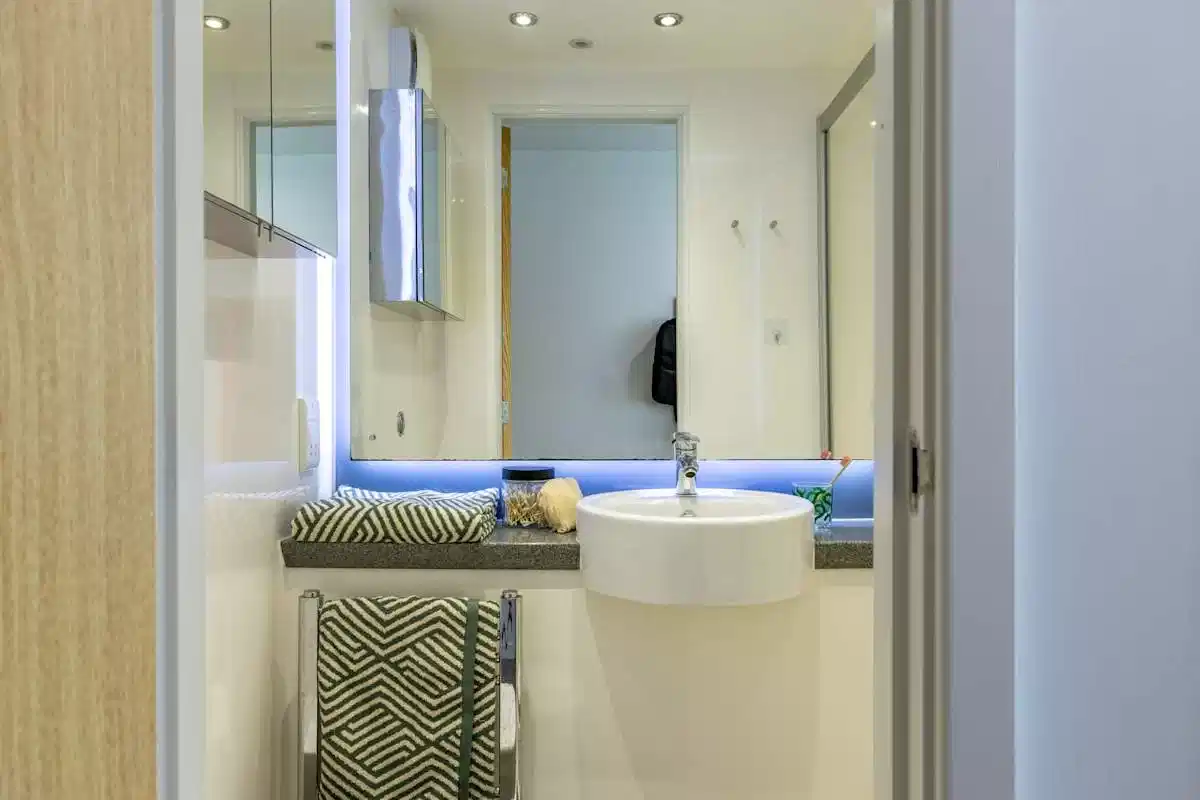 Gold En Suite - Bathroom