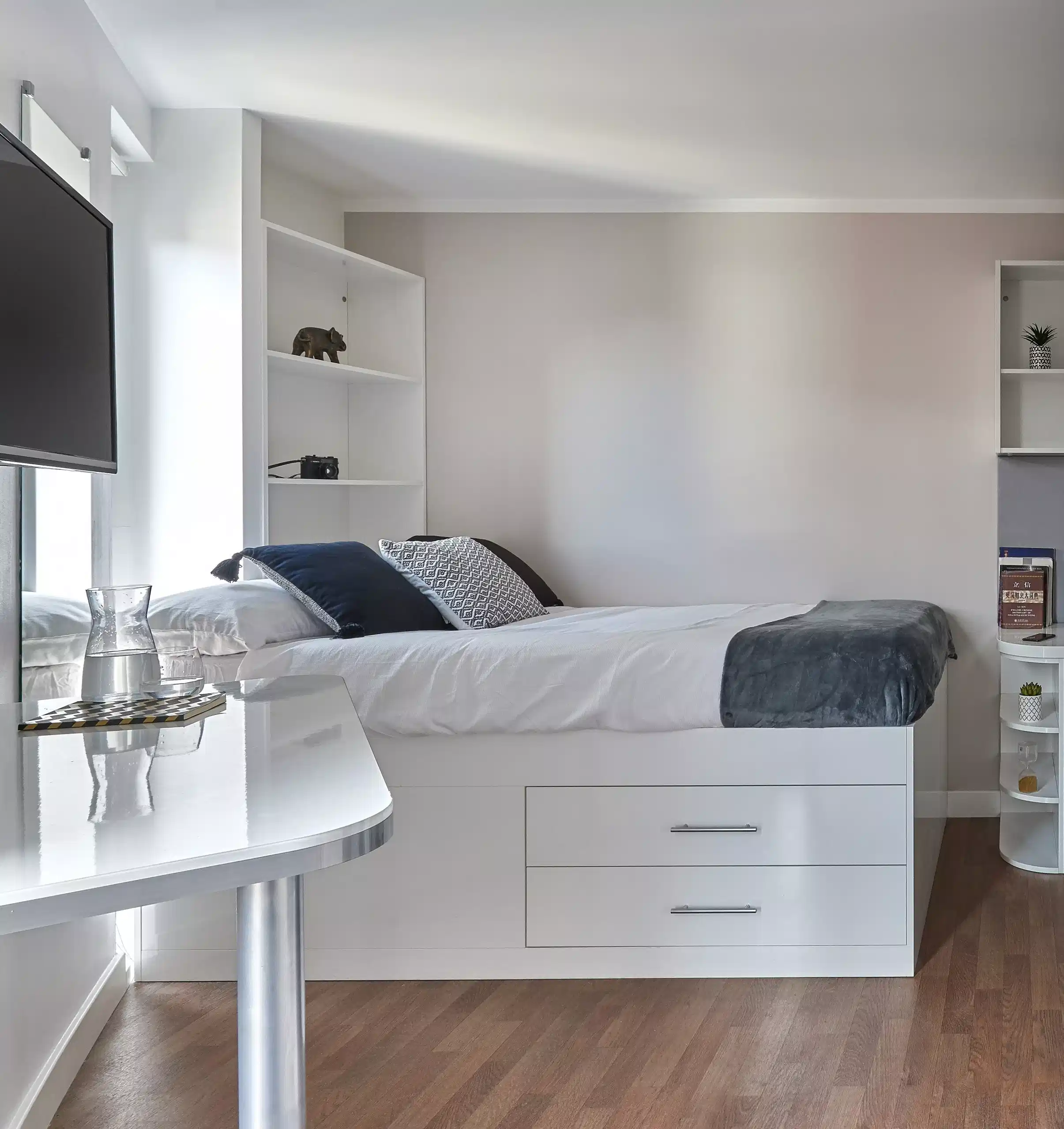 Corner Studio - Bedroom