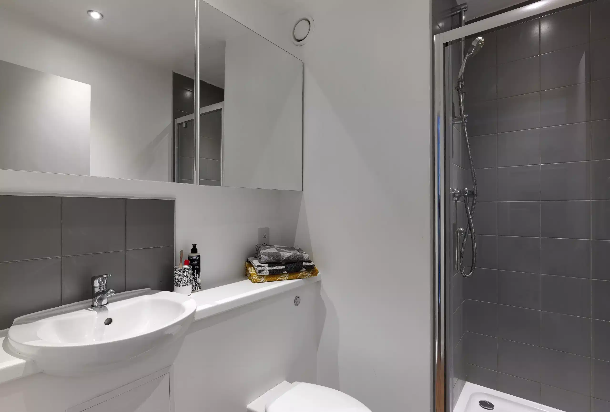 Corner Studio - Bathroom