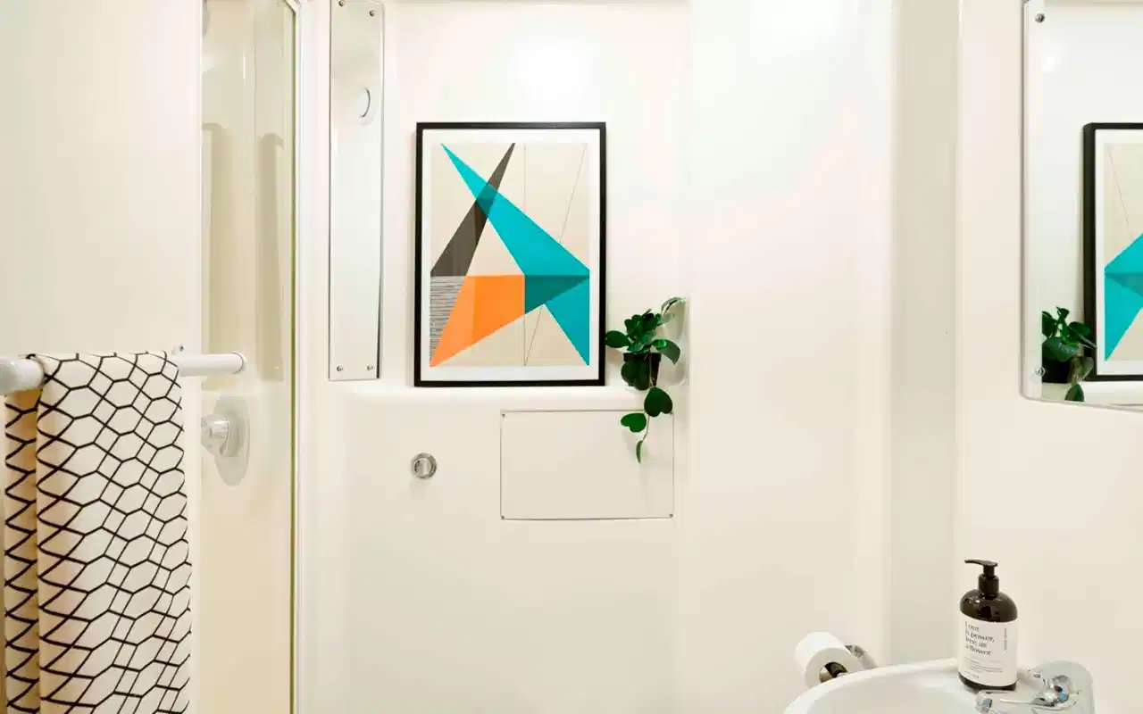Standard En-suite - Bathroom