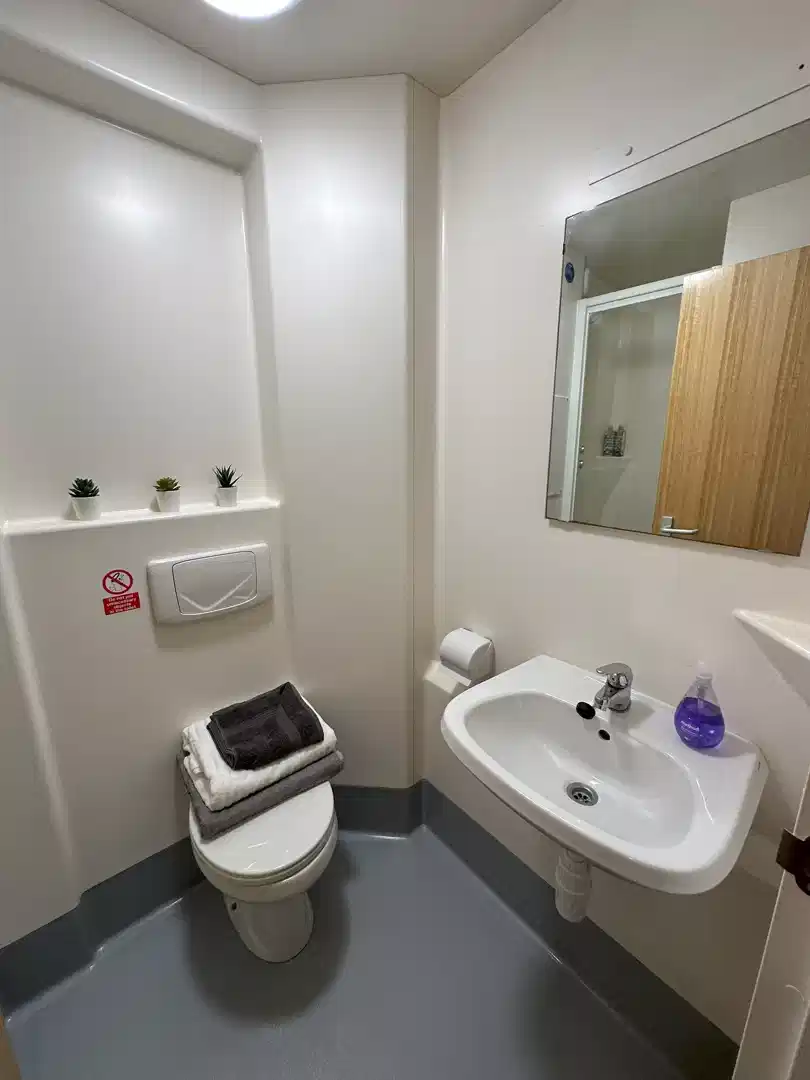 Standard En-suite - Bathroom