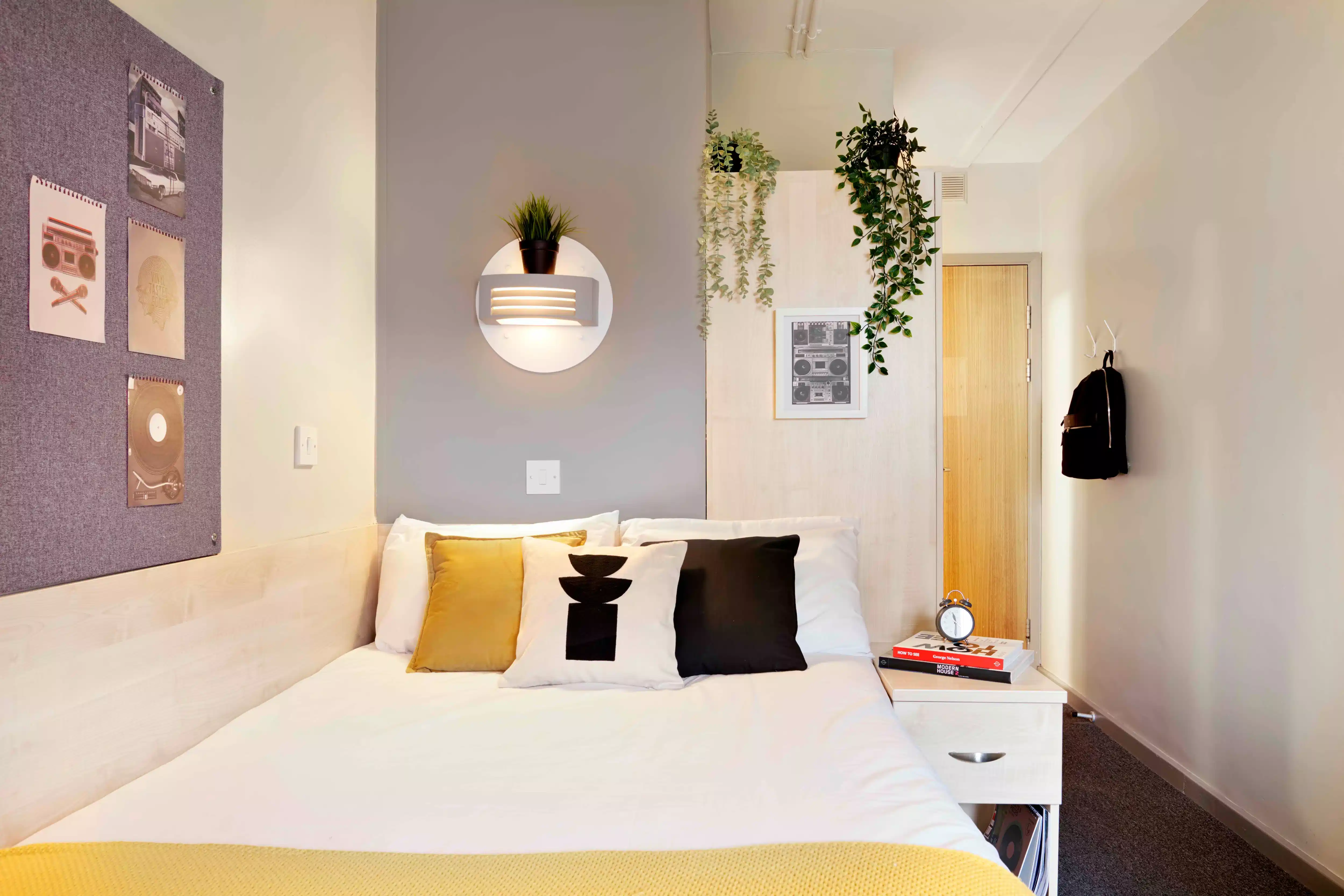 Basic En-suite - Bedroom