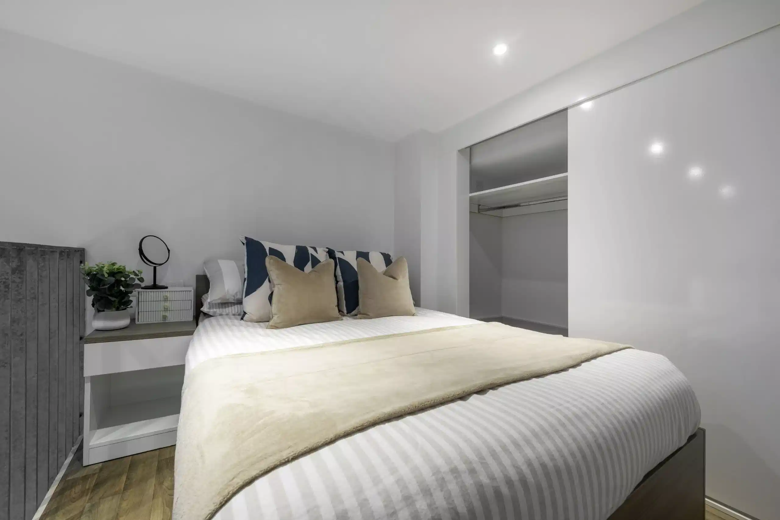 Mezzanine Studio - Bedroom