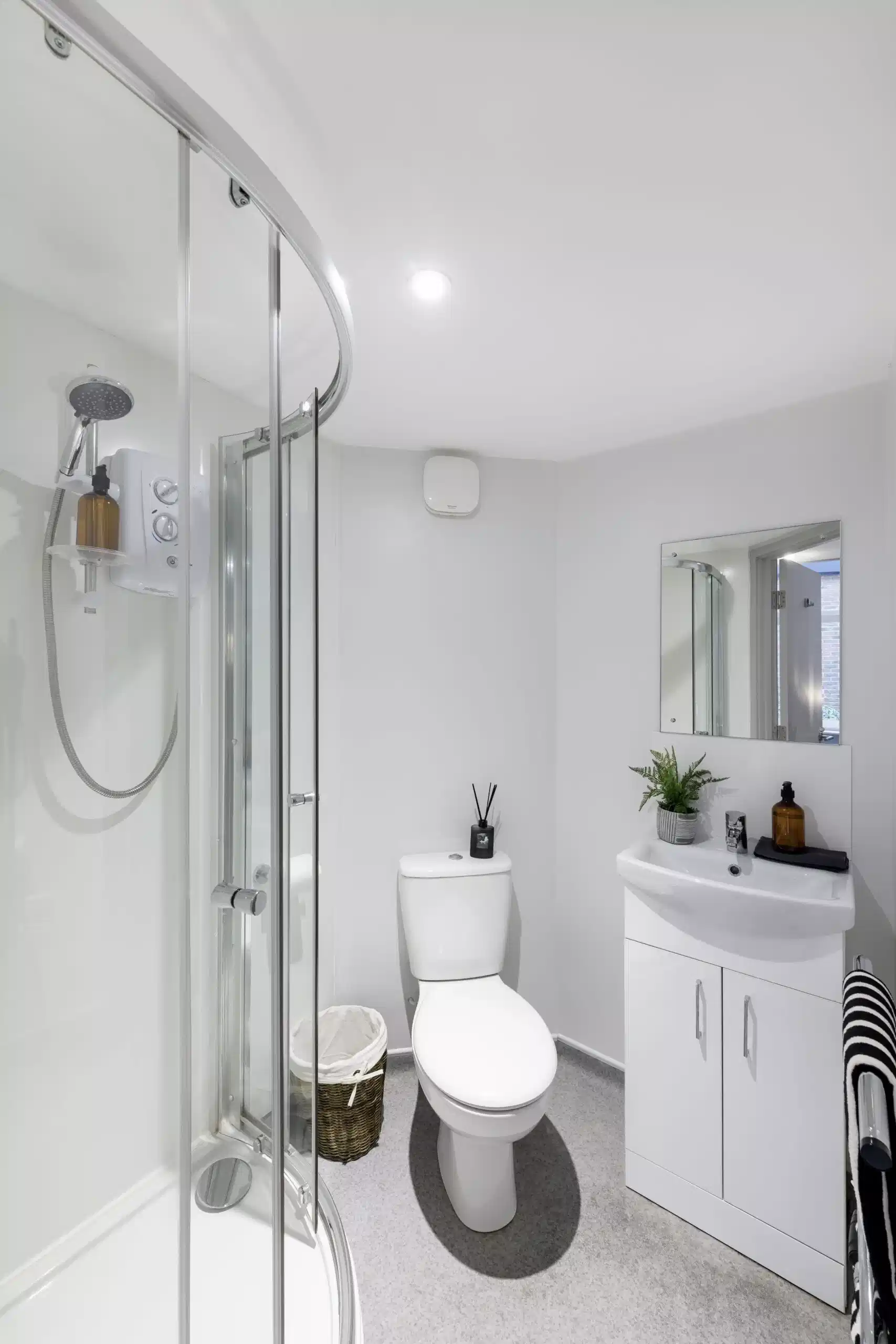 Mezzanine Studio - Bathroom