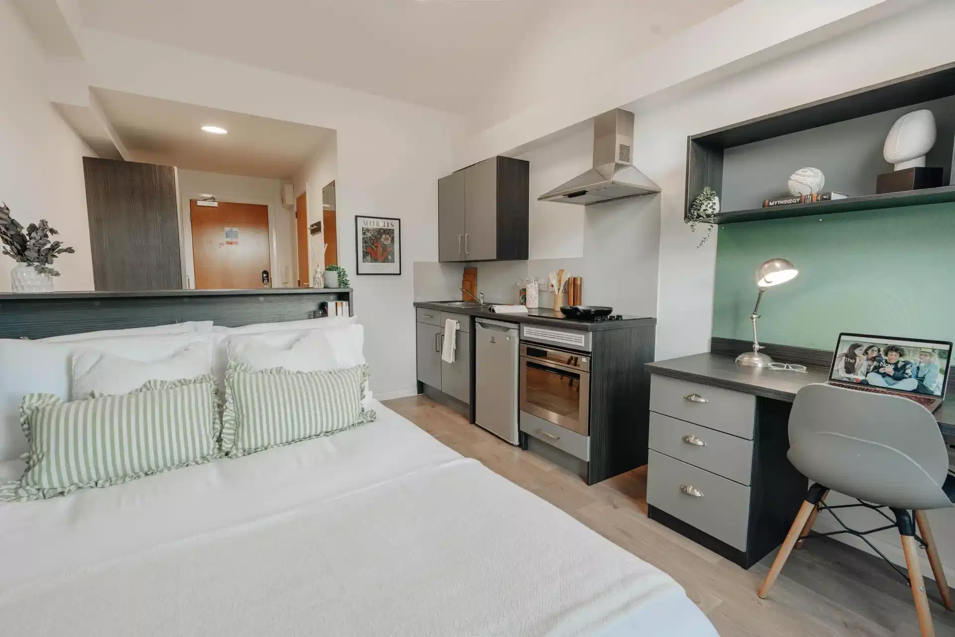 Gold Studio - Bedroom