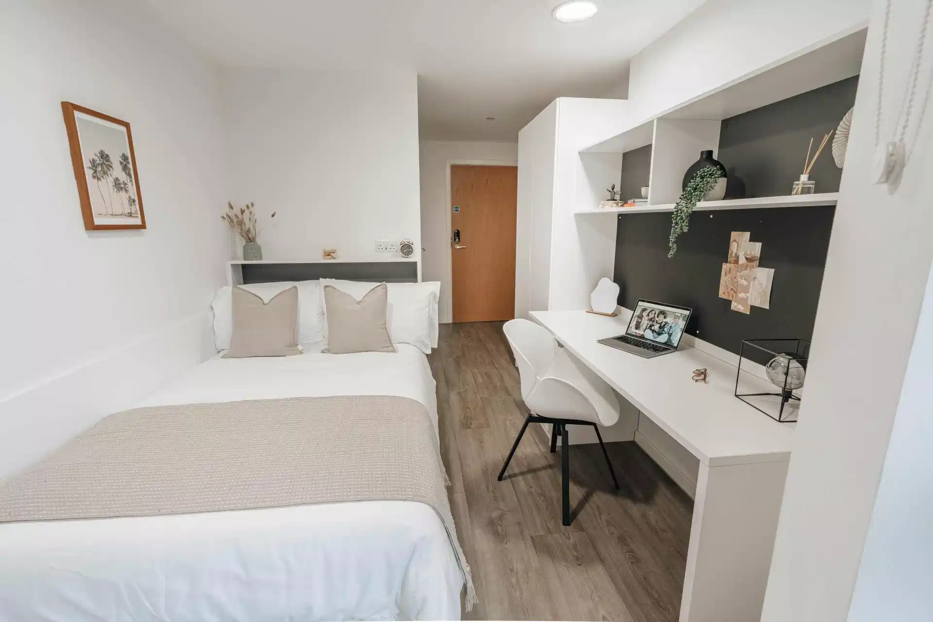 Silver En Suite (Lower Floors) - Bedroom