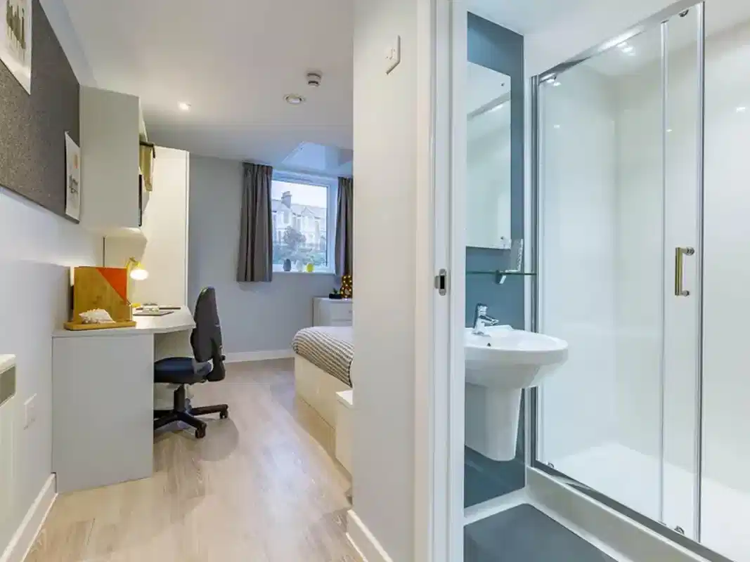 4 Bed Standard Ensuite - Bathroom