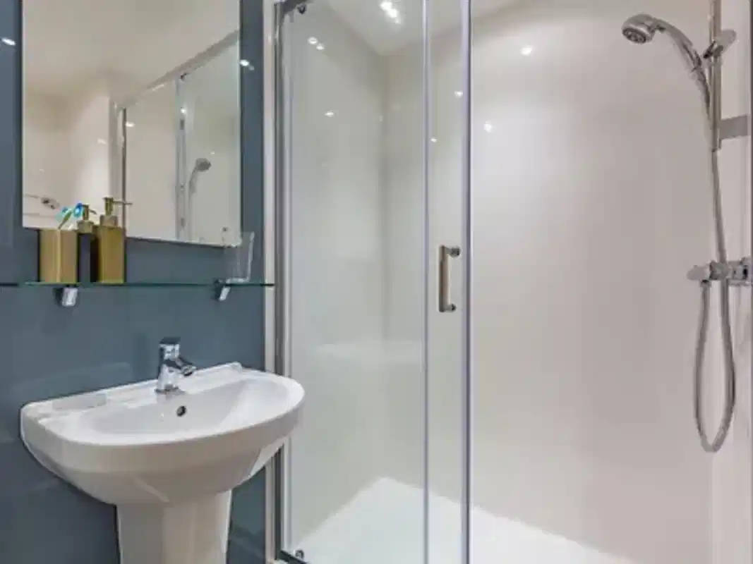 4 Bed Standard Ensuite - Bathroom