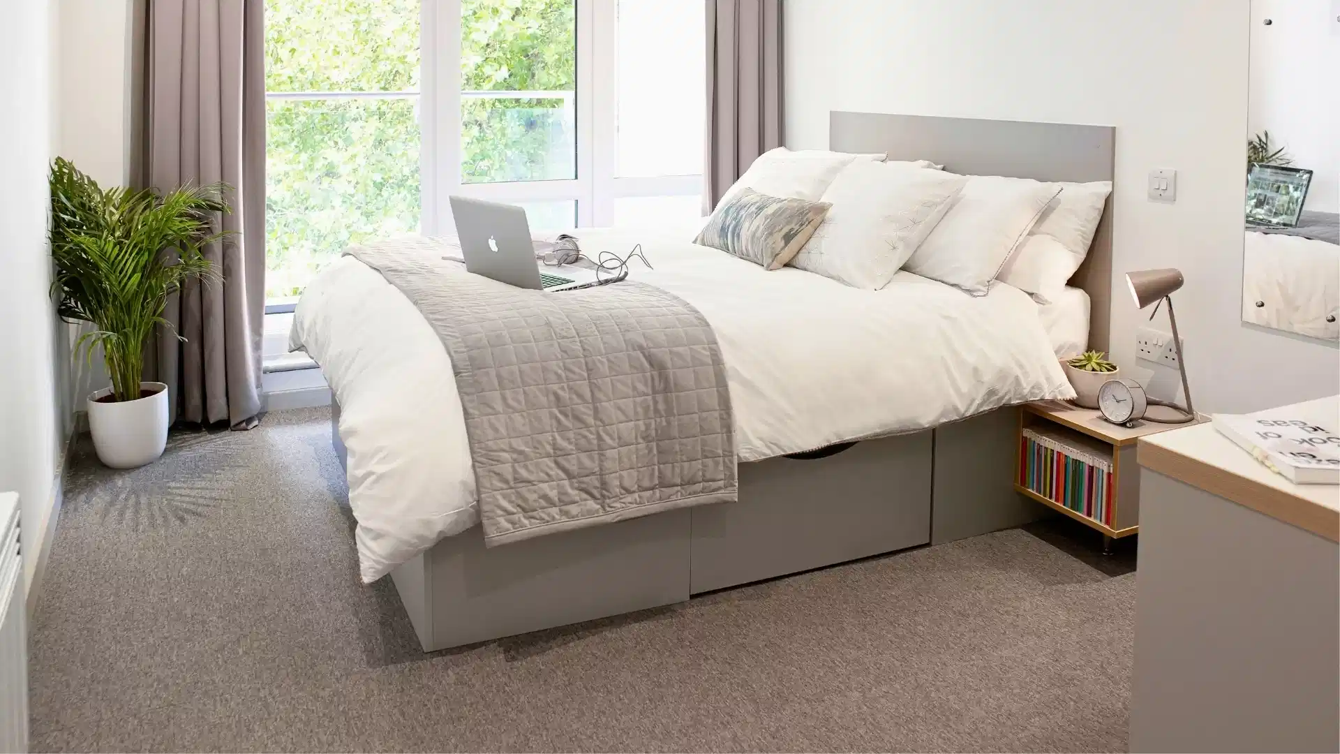 Bronze Studio Premium (Balcony) - Bedroom