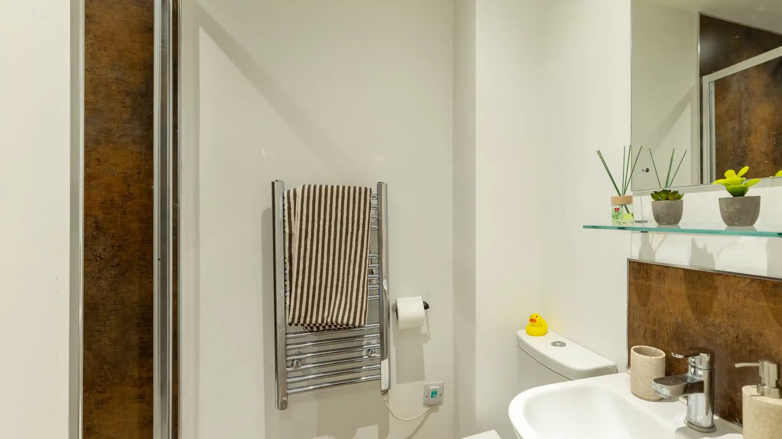 Deluxe Studio - Bathroom