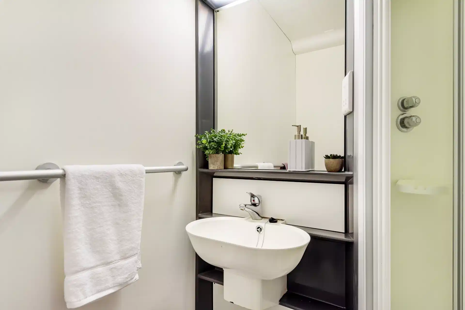 Ground Floor Five Bed Cluster - Bathroom