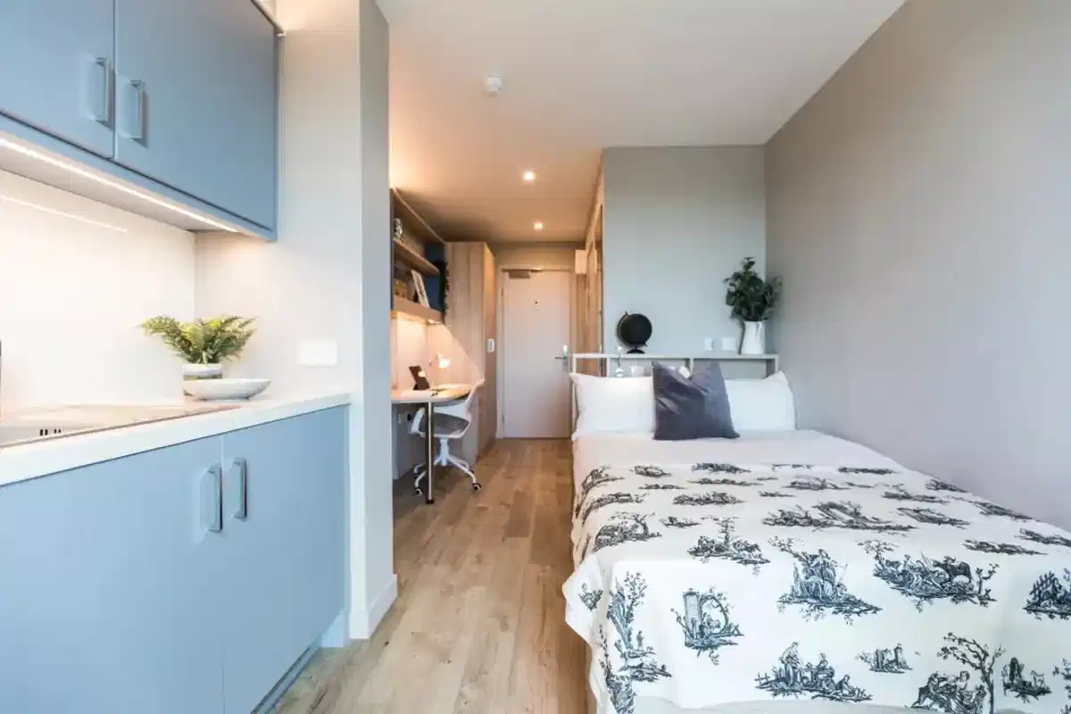 Bronze Studio - Middle - Bedroom