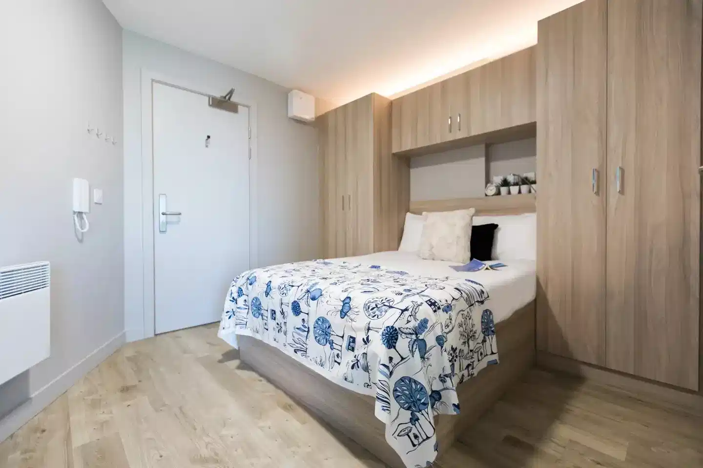 Gold Studio - Low - Bedroom