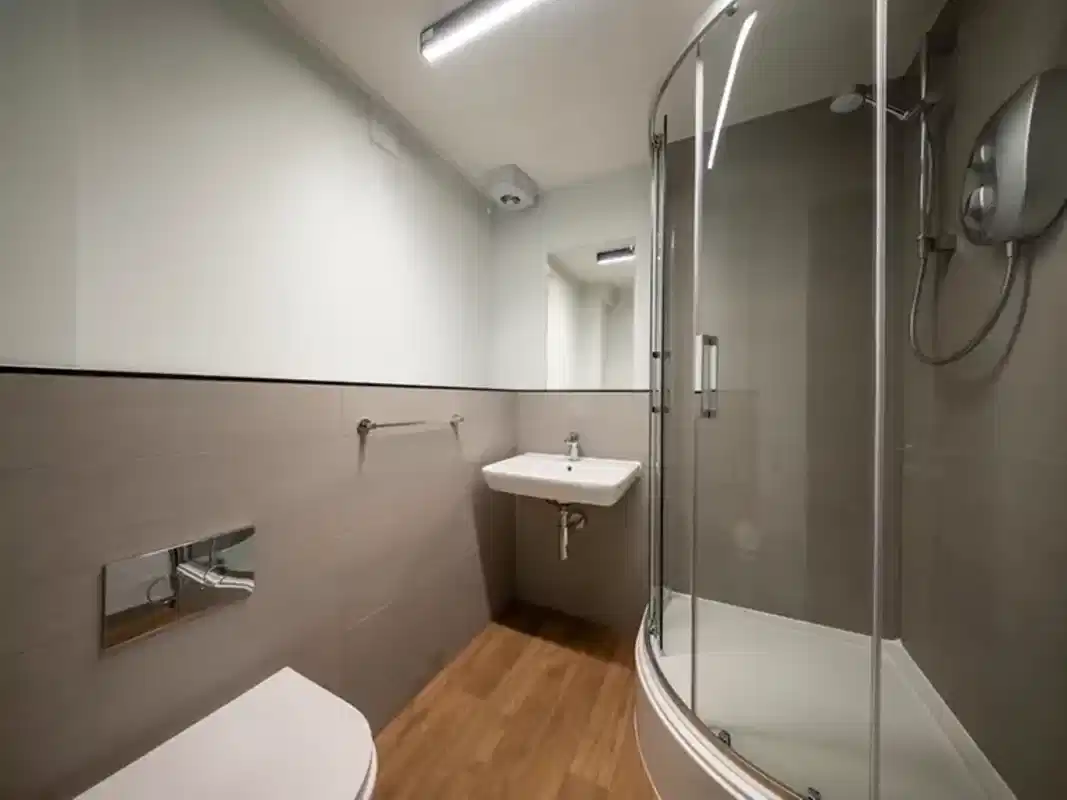 6 Bed Townhouse Standard - Bathroom