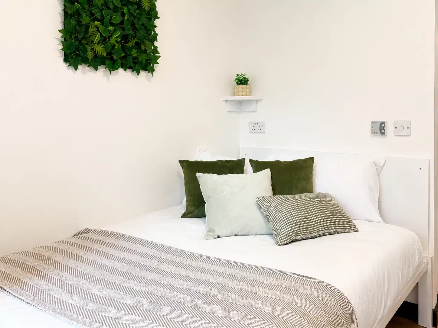 9 Bed En-suite - Bedroom