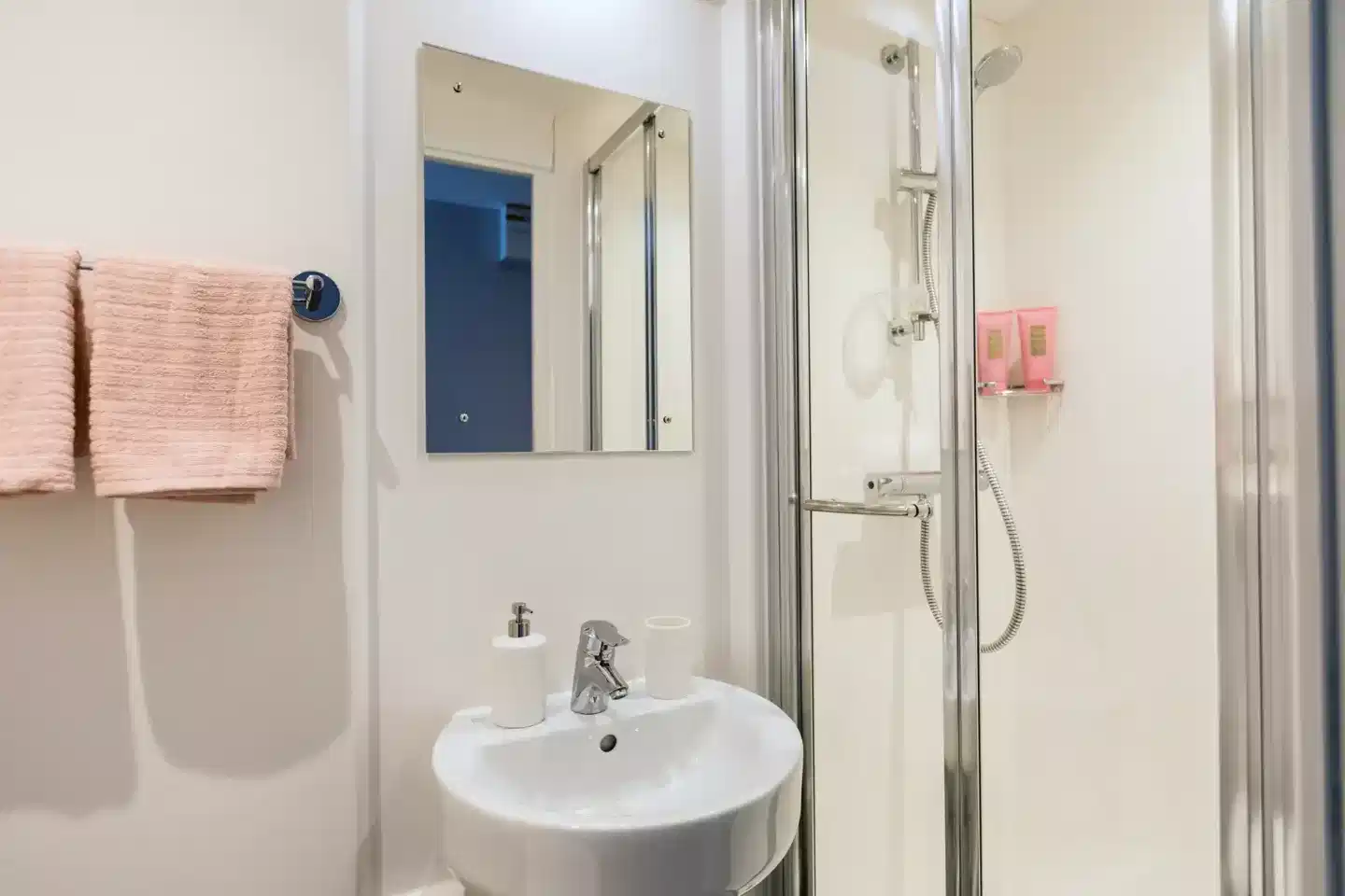 Bronze Studio - Bathroom