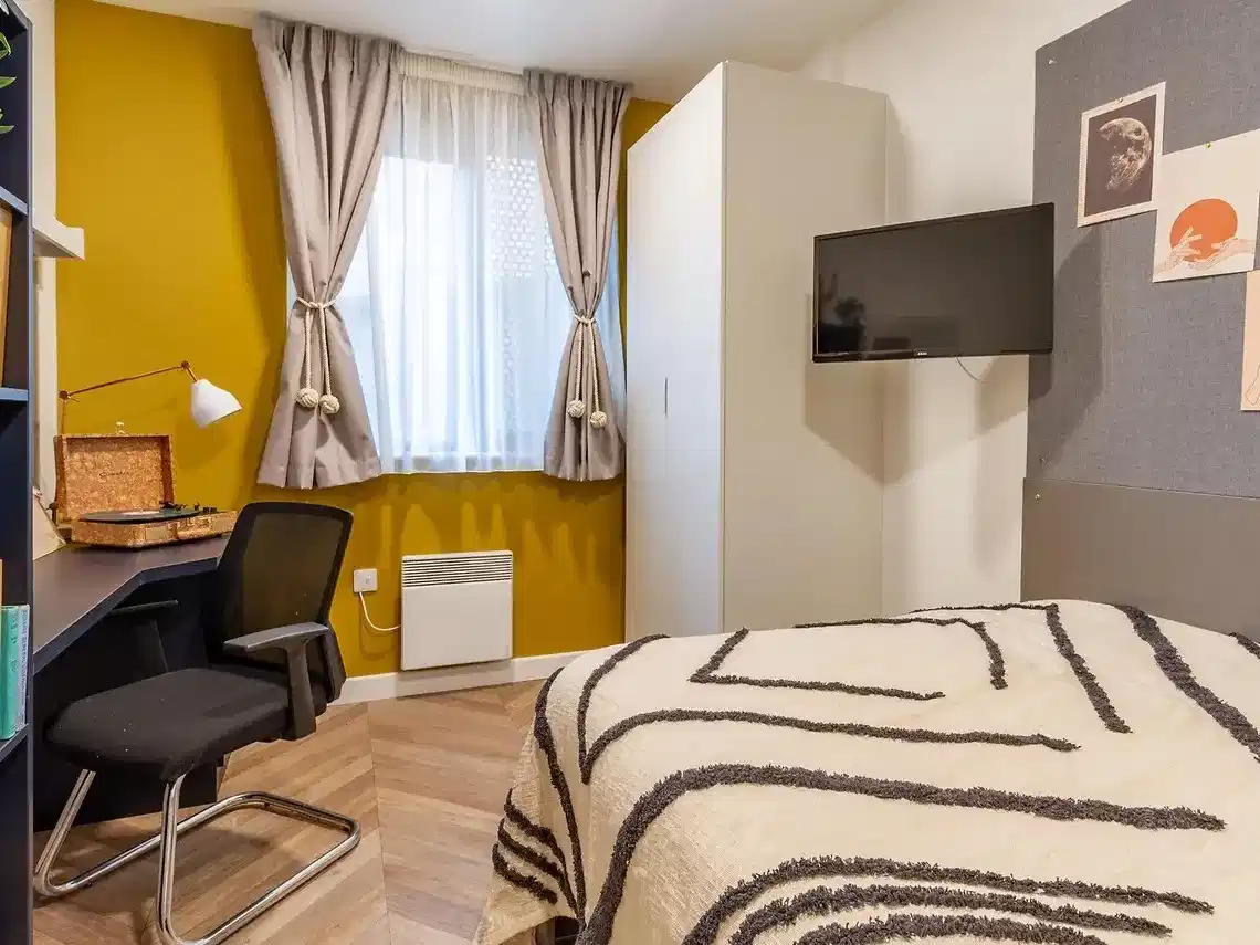 Classic Room - 2 Bed Flat - Bedroom