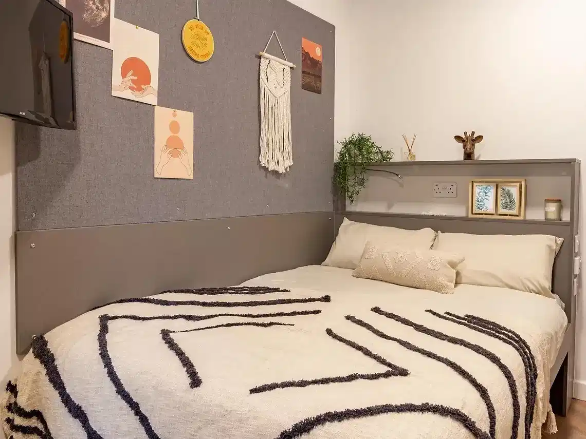 Classic Room - 2 Bed Flat - Bedroom