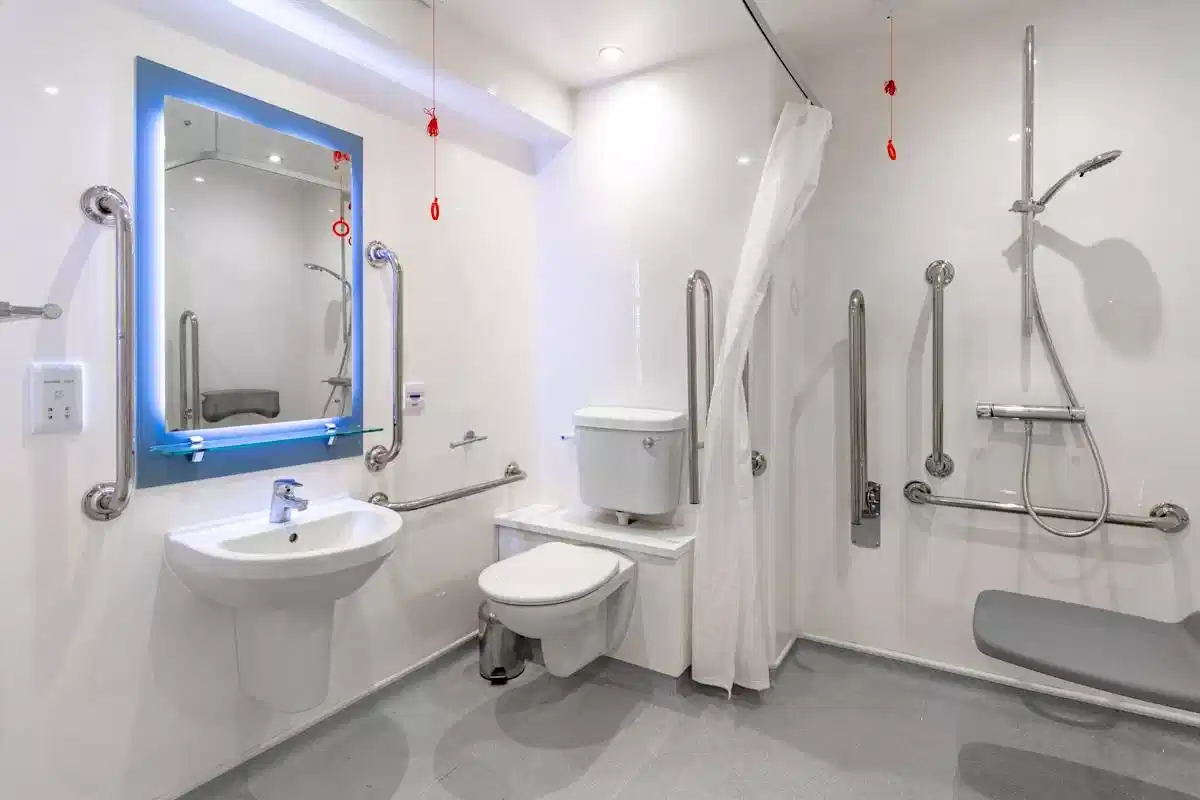 Accessible Silver Studio - Bathroom