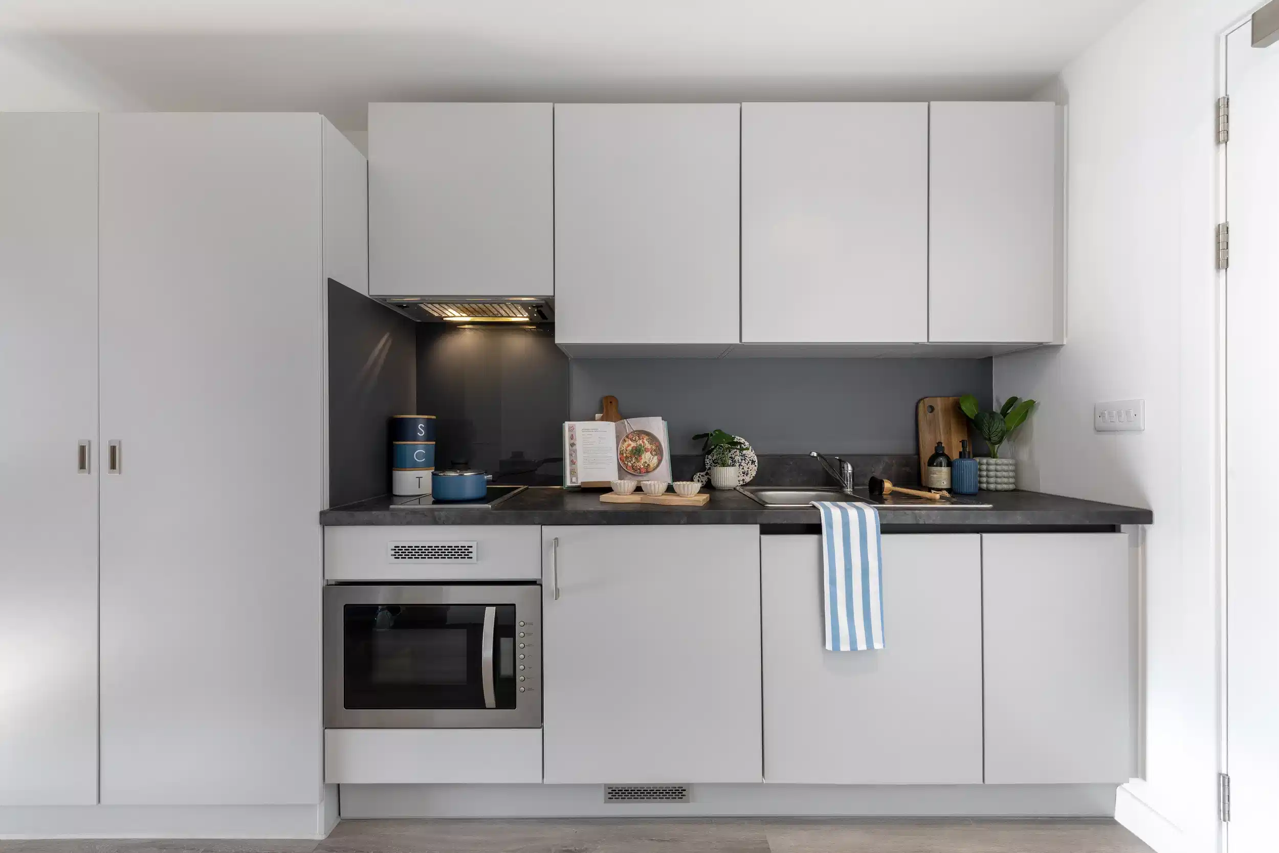 Luxe Studio - Kitchen