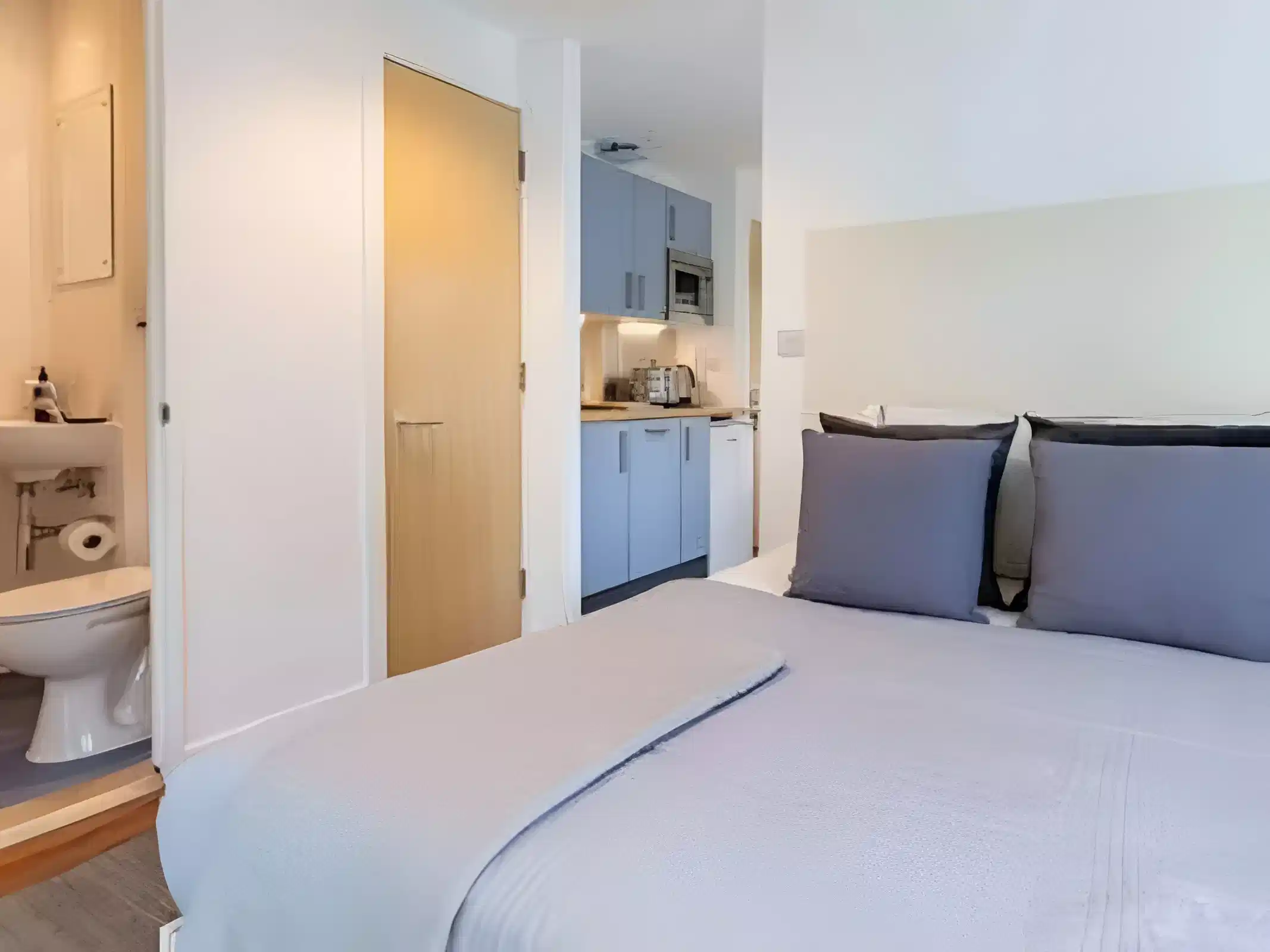 Premium One Bed Flat - Bedroom