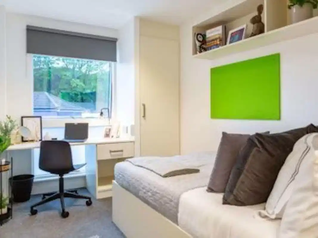 Deluxe Ensuite - Bedroom