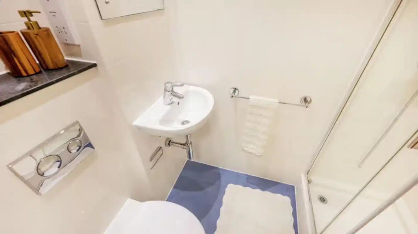 Deluxe Studio - Bathroom