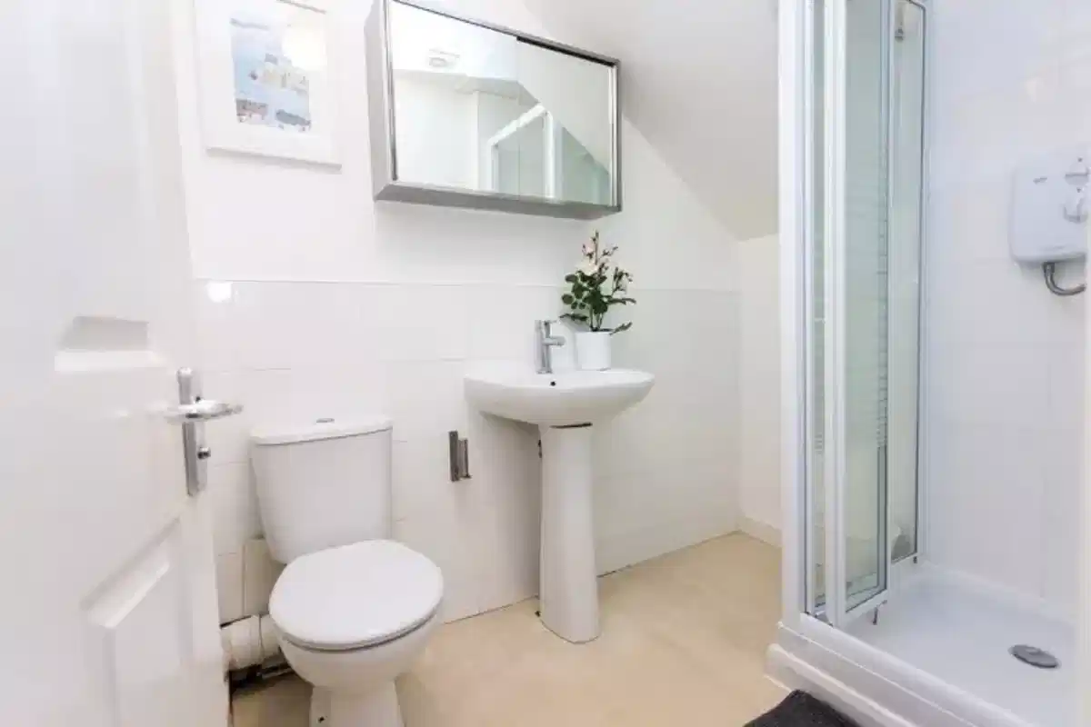 Standard - 2 Bed Flat - Bathroom