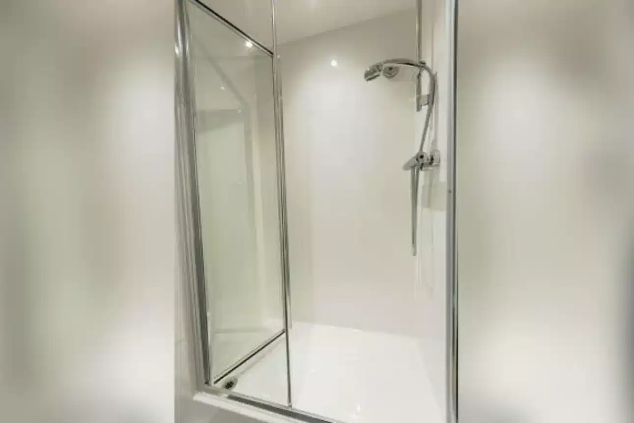 Large Studio - Bathroom