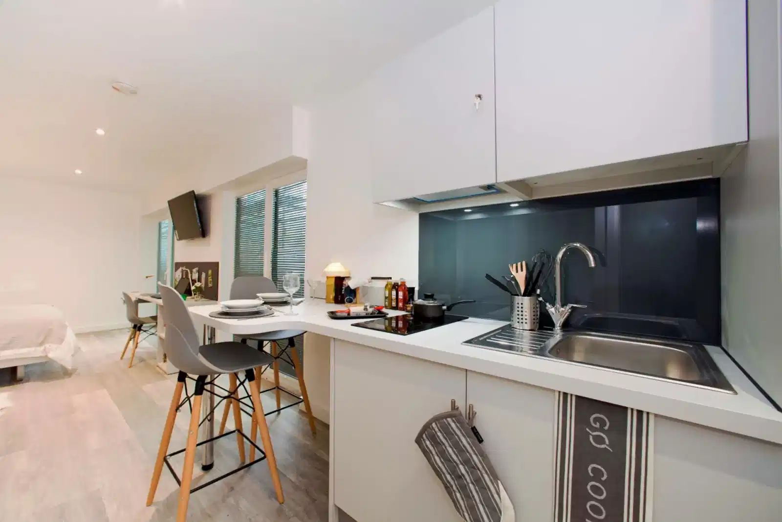 Silver Plus Balcony Studio - Kitchen