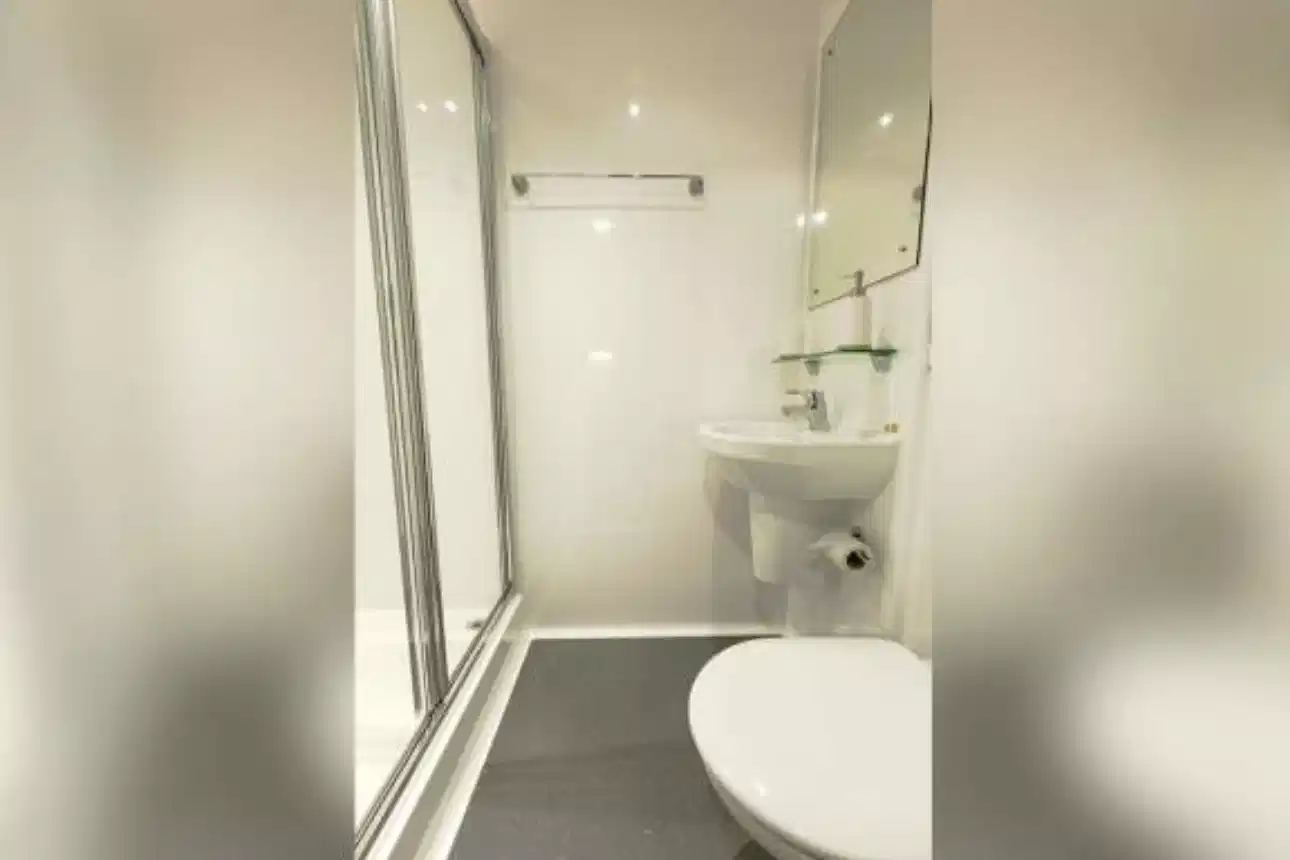 6 Bed Standard Ensuite - Bathroom