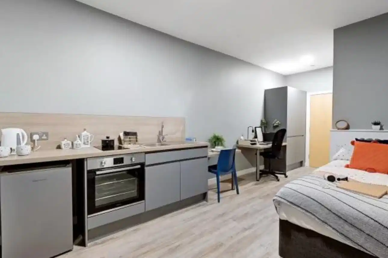Large Studio - Kitchen