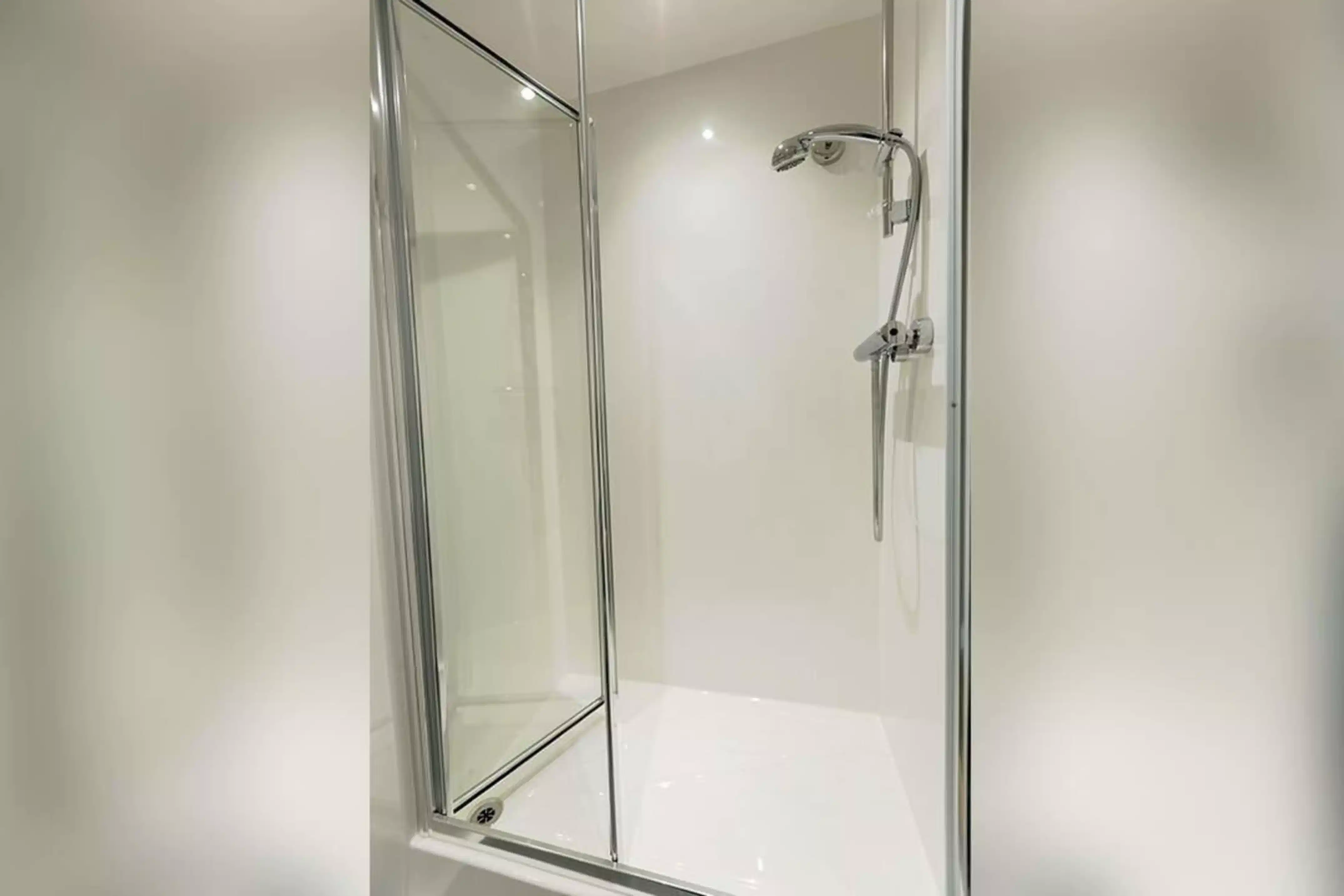6 Bed Standard Ensuite - Bathroom
