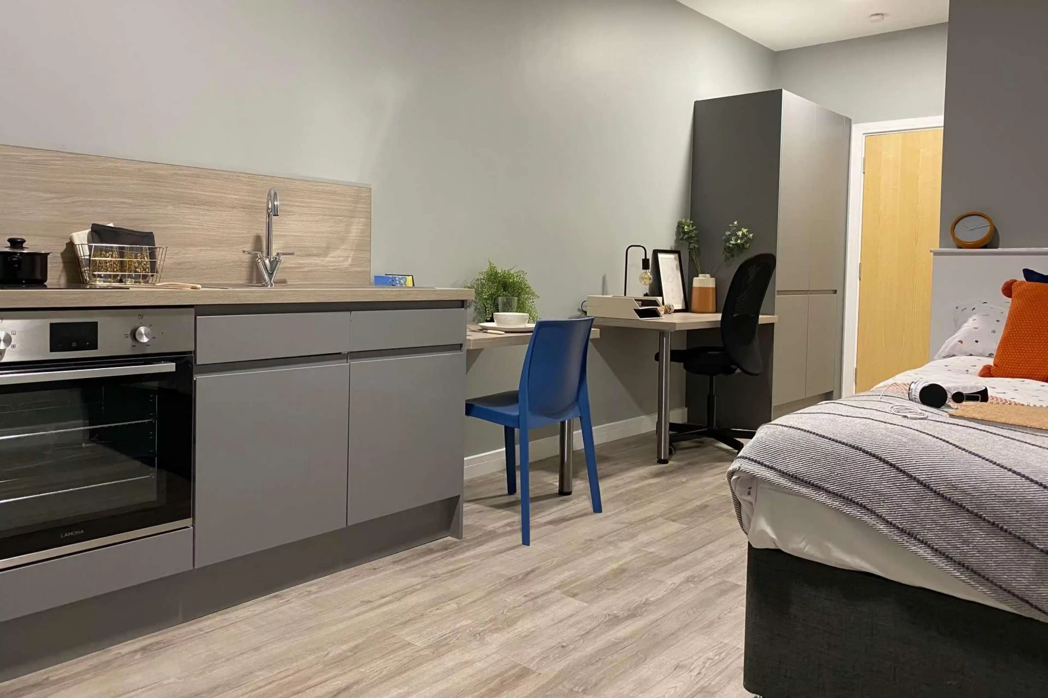 Large Studio - Kitchen