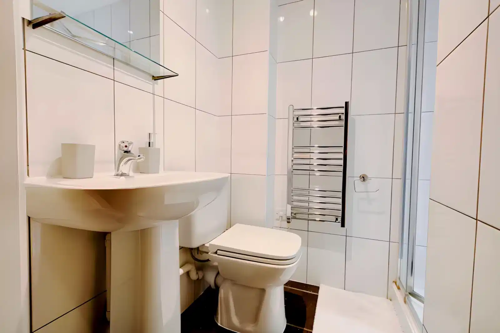 Five Bed Bronze - Bathroom