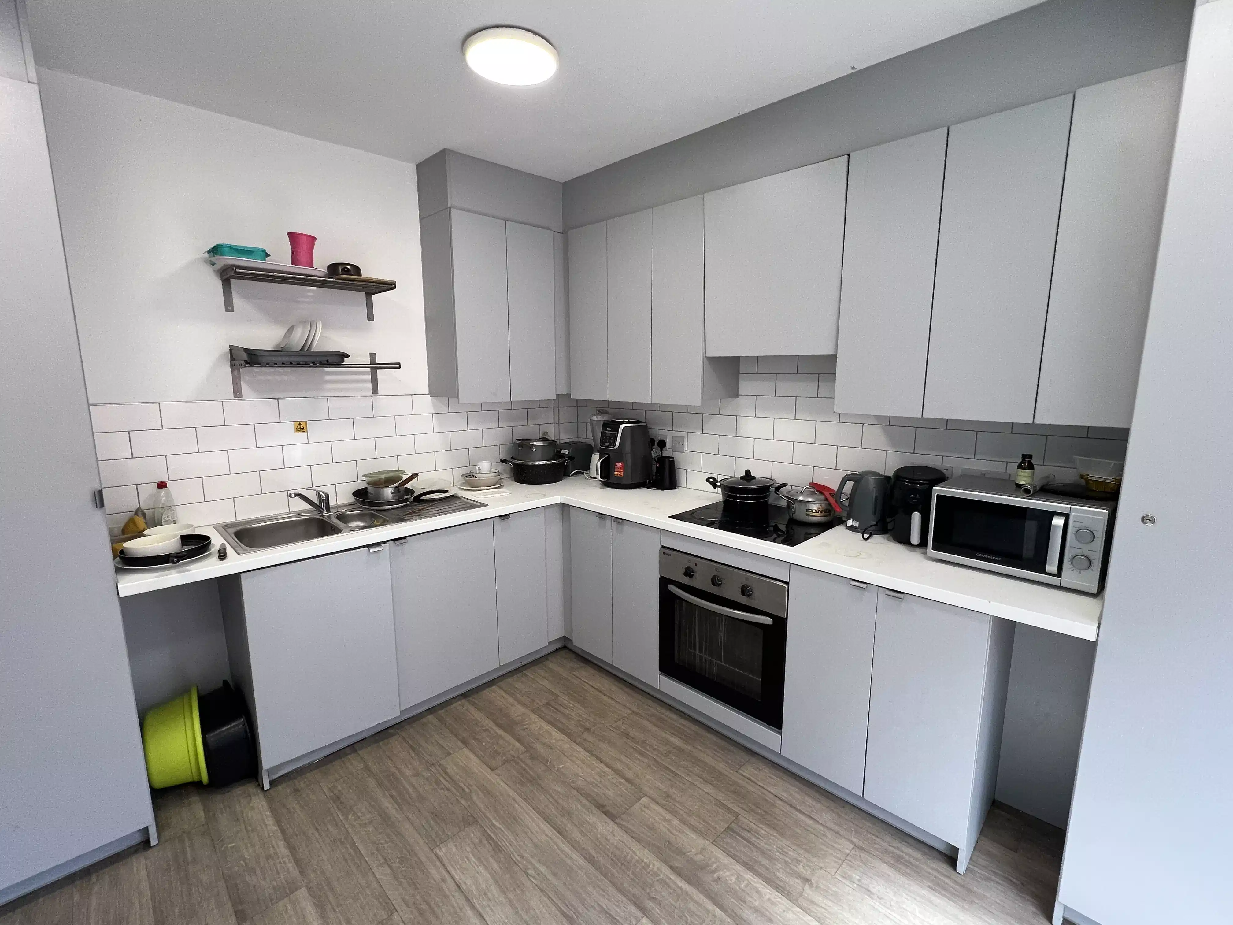 Superior Plus 5 Bed - Kitchen