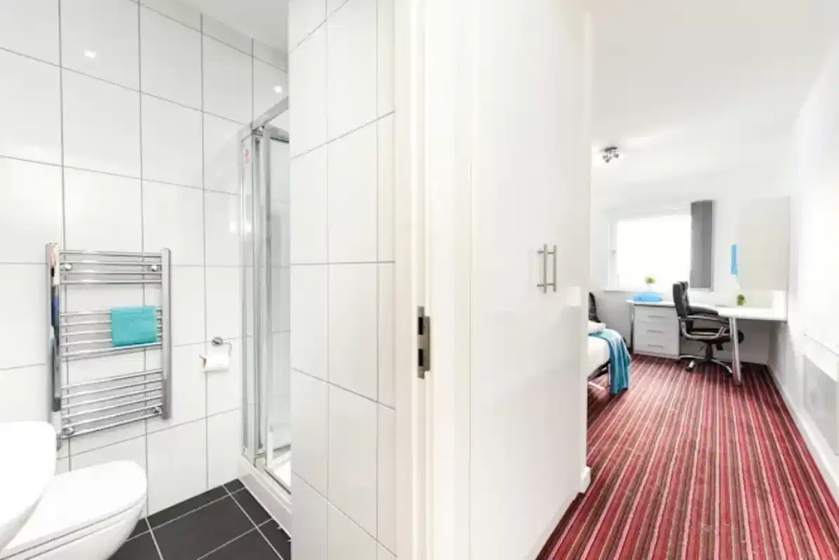 Five Bed Gold - Bathroom